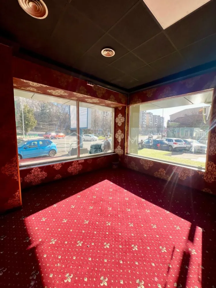 Spatiu comercial 150 mp | Zona 7 Noiembrie | Vad exceptional - Oportunitate rara de inchiriere a unui spatiu comercial cu una dintre cele mai bune pozitionari din Targu Mures — zona 7 Noiembrie, cu trafic pietonal si auto constant si vizibilitate directa din ambele sensuri.

Specificatii tehnice:
- Suprafata utila totala: 150 mp
- Zona de desfasurare activitate: aproximativ 120 mp
- Birou (mic) separat
- Grup sanitar 
- Parter, acces direct din strada
- Vitrina / fatada cu expunere stradala maxima, pe colt

Spatiul este amplasat intr-o zona cu un profil comercial si medical bine definit — concentrare ridicata de clinici, cabinete medicale, farmacii si servicii conexe. Traficul pietonal si auto este unul dintre cele mai intense din oras, cu flux constant pe parcursul intregii zile. Vizibilitatea spatiului este un activ real — firma sau brandingul dumneavoastra vor fi vazute de mii de persoane zilnic fara niciun efort suplimentar de promovare.

Profiluri de activitate recomandate:
- Clinica medicala, cabinet stomatologic, optica medicala
- Banca, IFN, casa de schimb valutar
- Farmacie, parafarmacii, produse naturiste
- Asigurari, servicii financiare
- Showroom, reprezentanta comerciala
- Orice activitate cu nevoie de expunere si acces public

Conditii inchiriere:

Chirie: 3.000 EUR/luna 

La Prime Properties, fiecare tranzacție înseamnă mai mult decât o simplă achiziție – este un proces complet, în care colaborăm cu cei mai buni profesioniști: notari, avocați, evaluatori, specialiști în certificate energetice și consultanți de credite imobiliare.
Astfel, atunci când alegi o proprietate prin noi, primești la pachet siguranță, transparență și servicii impecabile pe tot parcursul drumului tău către casa ideală.

Ne dedicăm 100% fiecărui client, iar asta se reflectă în rezultate și în încrederea pe care o primim înapoi prin recomandările lor.
Această proprietate nu este exact ceea ce cauți?
Lasă-ne să îți găsim alternativa potrivită. Agentul tău Prime îți va oferi soluții avantajoase, adaptate stilului tău de viață.
Contactează-ne astăzi. Până acum nu am dezamăgit niciun client – și nu vom începe cu tine.
Comision: 50% din valoarea unei chirii lunare.