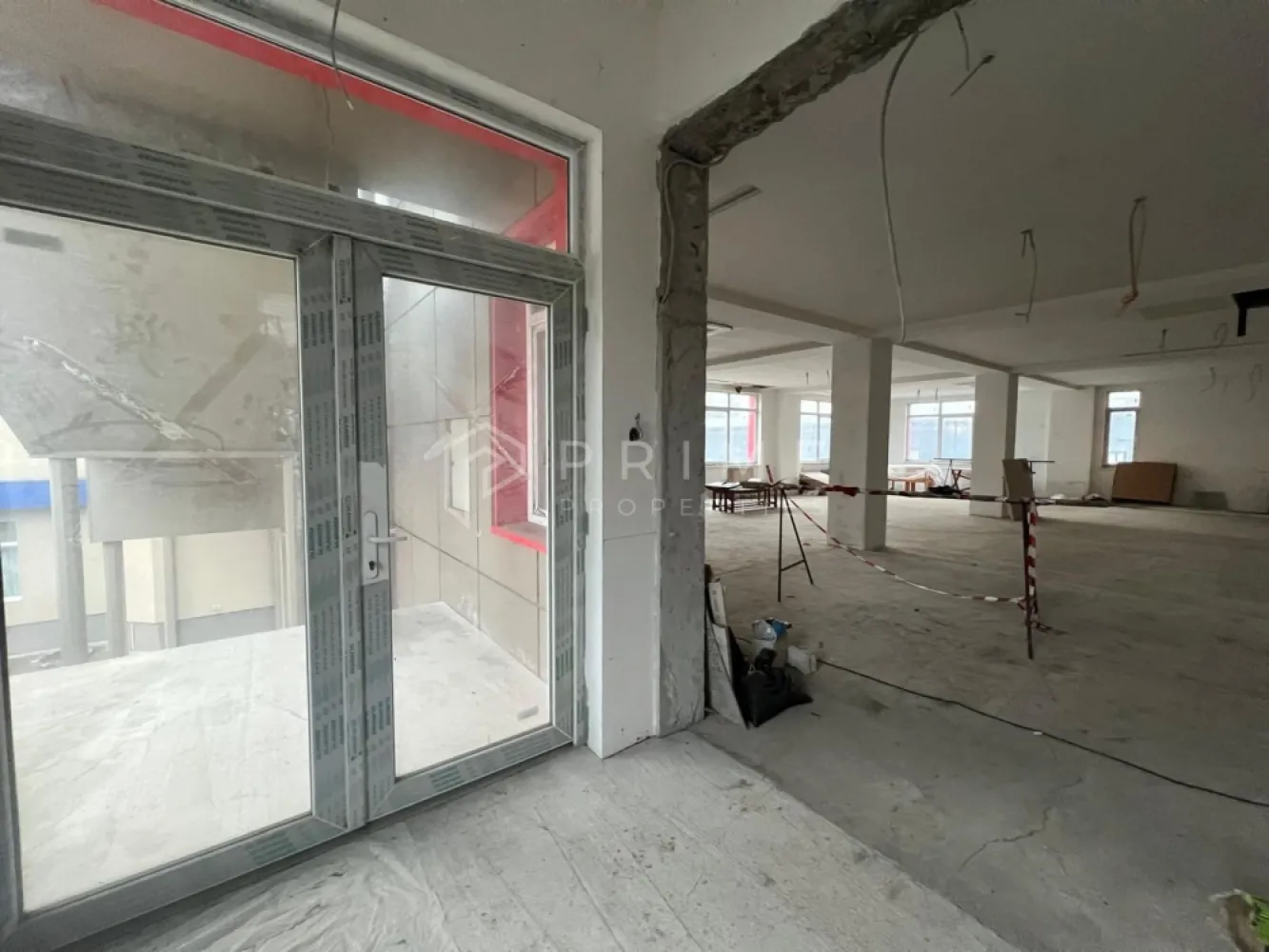 Spațiu comercial de închiriat – 360 mp | Ieșire Târgu Mureș –Cristești - Spațiu comercial de închiriat – 360 mp | Ieșire Târgu Mureș – Cristești | Aproape de A3

Disponibil spre închiriere spațiu comercial de 360 mp, situat la parterul unei clădiri moderne, construite în 2020, la ieșirea din Târgu Mureș spre Cristești, cu acces rapid către autostrada A3 – un avantaj major pentru logistică, depozitare și transport.

Spațiul este la stadiul semifinisat, oferind flexibilitate totală în amenajare și adaptare în funcție de activitatea desfășurată. Deși nu este poziționat direct la strada principală, locația compensează prin accesibilitate excelentă și conexiuni rapide către principalele rute de transport.

Ideal pentru:

showroom

spațiu de prezentare

depozitare

activități comerciale sau logistice

Avantaje:

suprafață generoasă: 360 mp

parter

clădire modernă (2020)

compartimentare flexibilă

acces facil pentru aprovizionare

proximitate autostradă A3

Un spațiu potrivit pentru afaceri care pun accent pe eficiență operațională, acces rapid și flexibilitate.

📞 Pentru detalii suplimentare și programarea unei vizionări, te invit să mă contactezi.