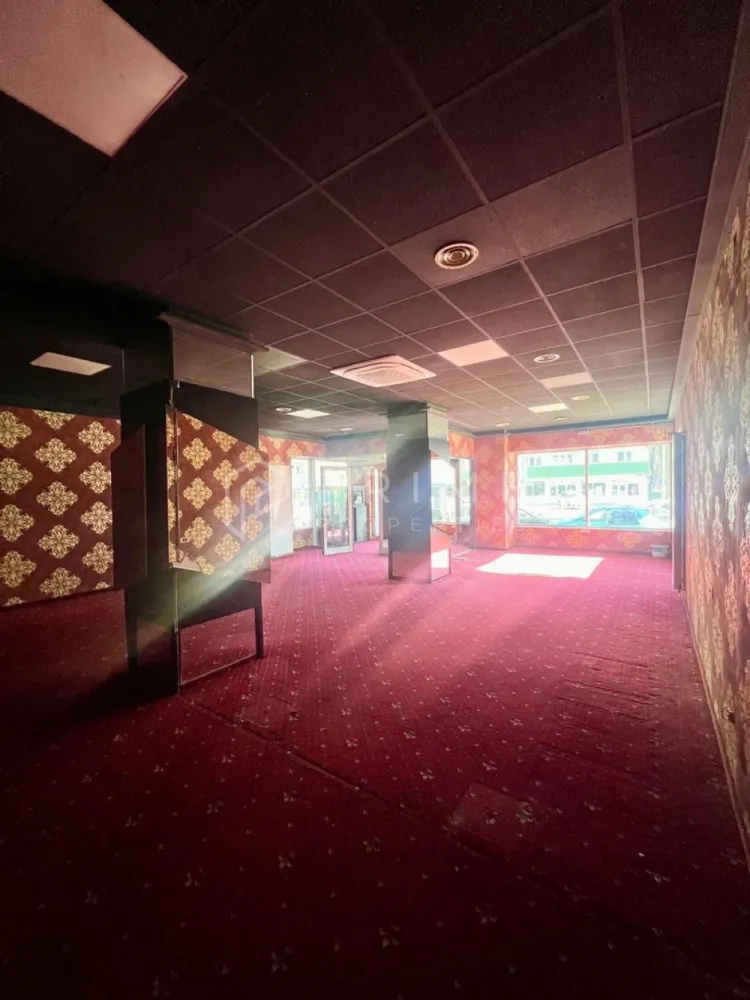 Spatiu comercial 150 mp | Zona 7 Noiembrie | Vad exceptional - Oportunitate rara de inchiriere a unui spatiu comercial cu una dintre cele mai bune pozitionari din Targu Mures — zona 7 Noiembrie, cu trafic pietonal si auto constant si vizibilitate directa din ambele sensuri.

Specificatii tehnice:
- Suprafata utila totala: 150 mp
- Zona de desfasurare activitate: aproximativ 120 mp
- Birou (mic) separat
- Grup sanitar 
- Parter, acces direct din strada
- Vitrina / fatada cu expunere stradala maxima, pe colt

Spatiul este amplasat intr-o zona cu un profil comercial si medical bine definit — concentrare ridicata de clinici, cabinete medicale, farmacii si servicii conexe. Traficul pietonal si auto este unul dintre cele mai intense din oras, cu flux constant pe parcursul intregii zile. Vizibilitatea spatiului este un activ real — firma sau brandingul dumneavoastra vor fi vazute de mii de persoane zilnic fara niciun efort suplimentar de promovare.

Profiluri de activitate recomandate:
- Clinica medicala, cabinet stomatologic, optica medicala
- Banca, IFN, casa de schimb valutar
- Farmacie, parafarmacii, produse naturiste
- Asigurari, servicii financiare
- Showroom, reprezentanta comerciala
- Orice activitate cu nevoie de expunere si acces public

Conditii inchiriere:

Chirie: 3.000 EUR/luna 

La Prime Properties, fiecare tranzacție înseamnă mai mult decât o simplă achiziție – este un proces complet, în care colaborăm cu cei mai buni profesioniști: notari, avocați, evaluatori, specialiști în certificate energetice și consultanți de credite imobiliare.
Astfel, atunci când alegi o proprietate prin noi, primești la pachet siguranță, transparență și servicii impecabile pe tot parcursul drumului tău către casa ideală.

Ne dedicăm 100% fiecărui client, iar asta se reflectă în rezultate și în încrederea pe care o primim înapoi prin recomandările lor.
Această proprietate nu este exact ceea ce cauți?
Lasă-ne să îți găsim alternativa potrivită. Agentul tău Prime îți va oferi soluții avantajoase, adaptate stilului tău de viață.
Contactează-ne astăzi. Până acum nu am dezamăgit niciun client – și nu vom începe cu tine.
Comision: 50% din valoarea unei chirii lunare.