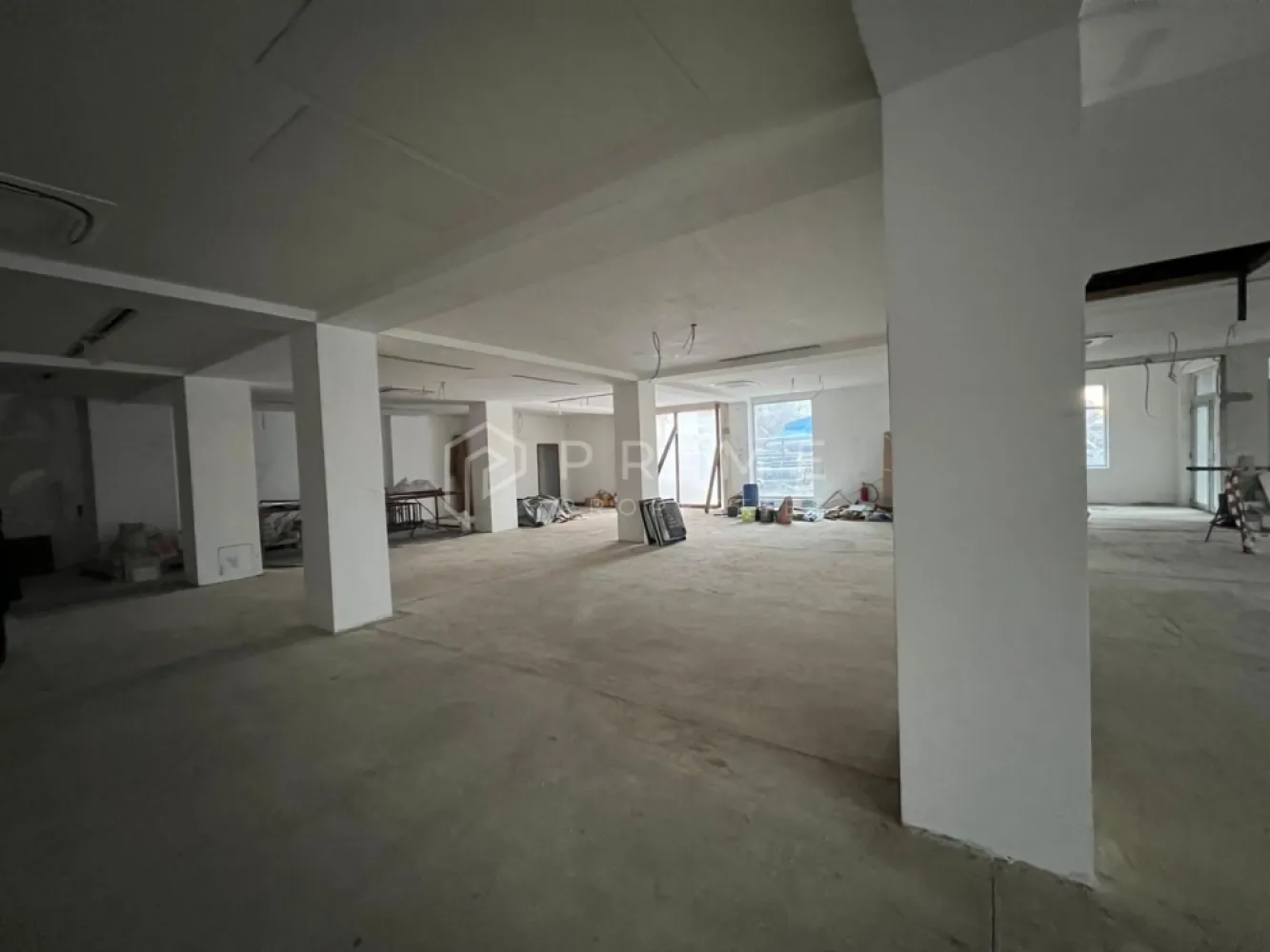 Spațiu comercial de închiriat – 360 mp | Ieșire Târgu Mureș –Cristești - Spațiu comercial de închiriat – 360 mp | Ieșire Târgu Mureș – Cristești | Aproape de A3

Disponibil spre închiriere spațiu comercial de 360 mp, situat la parterul unei clădiri moderne, construite în 2020, la ieșirea din Târgu Mureș spre Cristești, cu acces rapid către autostrada A3 – un avantaj major pentru logistică, depozitare și transport.

Spațiul este la stadiul semifinisat, oferind flexibilitate totală în amenajare și adaptare în funcție de activitatea desfășurată. Deși nu este poziționat direct la strada principală, locația compensează prin accesibilitate excelentă și conexiuni rapide către principalele rute de transport.

Ideal pentru:

showroom

spațiu de prezentare

depozitare

activități comerciale sau logistice

Avantaje:

suprafață generoasă: 360 mp

parter

clădire modernă (2020)

compartimentare flexibilă

acces facil pentru aprovizionare

proximitate autostradă A3

Un spațiu potrivit pentru afaceri care pun accent pe eficiență operațională, acces rapid și flexibilitate.

📞 Pentru detalii suplimentare și programarea unei vizionări, te invit să mă contactezi.
