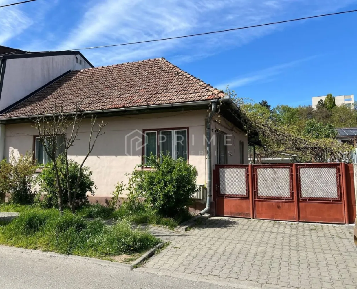 Casă în inima Tudorului – echilibru între locație și potențial - Casă de locuit construită din cărămidă, acoperită cu țiglă, situată în cartierul Tudor, în zona dintre Dacia și Super, o locație apreciată pentru accesibilitate și liniște.

Proprietatea are o structură solidă și un compartimentaj practic, reprezentând o oportunitate excelentă pentru cei care își doresc să își personalizeze viitoarea locuință. Este ideală pentru cumpărători care caută o casă cu potențial și vor să își pună amprenta prin reamenajare și modernizare, adaptând spațiul propriului stil și nevoilor familiei.

Locuința este compusă din:
- 3 camere generoase
- bucătărie
- cămară de alimente
- baie
- hol și coridor
- terasă
- boxă pentru pivniță, cu acces direct din cămară

În plus, proprietatea dispune de garaj auto din cărămidă, cu 2 boxe, oferind spațiu suplimentar pentru depozitare, atelier sau alte activități.

Datorită amplasării în cartierul Tudor și construcției trainice din cărămidă, casa reprezintă o bază excelentă pentru un proiect de renovare modern, fiind potrivită pentru cei care își doresc să transforme un imobil solid într-un cămin personalizat, cu valoare pe termen lung.

La Prime Properties, fiecare tranzacție înseamnă mai mult decât o simplă achiziție – este un proces complet, în care colaborăm cu cei mai buni profesioniști: notari, avocați, designeri, arhitecți, evaluatori, specialiști în certificate energetice, consultanți de credite imobiliare.
Astfel, atunci când alegi o proprietate prin noi, primești la pachet și siguranță, transparență și servicii impecabile pe tot parcursul drumului tău către casa ideală.

Ne dedicăm 100% fiecărui client, iar asta se reflectă în rezultate și în încrederea pe care o primim înapoi prin recomandările lor.
Proprietatea aceasta nu se potrivește exact nevoilor tale?

Lasă-ne să îți găsim alternativa potrivită. Agentul nostru îți va oferi soluții avantajoase și adaptate stilului tău de viață.
📞 Contactează-ne astăzi. Până acum nu am dezamăgit niciun client – și nu vom începe cu tine.
Comision 0% pentru cumpărători