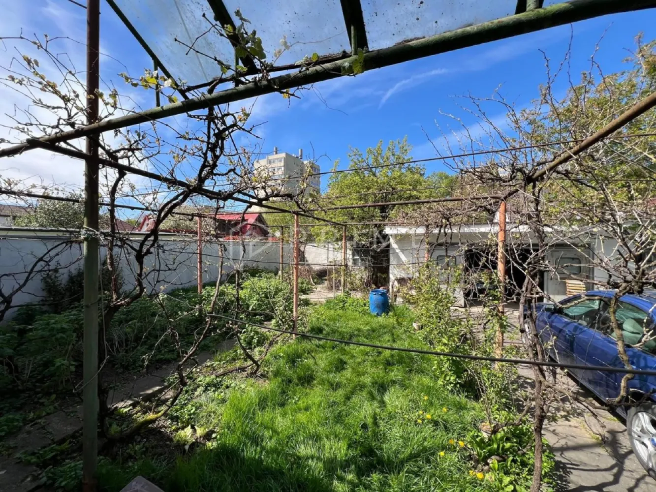 Casă în inima Tudorului – echilibru între locație și potențial - Casă de locuit construită din cărămidă, acoperită cu țiglă, situată în cartierul Tudor, în zona dintre Dacia și Super, o locație apreciată pentru accesibilitate și liniște.

Proprietatea are o structură solidă și un compartimentaj practic, reprezentând o oportunitate excelentă pentru cei care își doresc să își personalizeze viitoarea locuință. Este ideală pentru cumpărători care caută o casă cu potențial și vor să își pună amprenta prin reamenajare și modernizare, adaptând spațiul propriului stil și nevoilor familiei.

Locuința este compusă din:
- 3 camere generoase
- bucătărie
- cămară de alimente
- baie
- hol și coridor
- terasă
- boxă pentru pivniță, cu acces direct din cămară

În plus, proprietatea dispune de garaj auto din cărămidă, cu 2 boxe, oferind spațiu suplimentar pentru depozitare, atelier sau alte activități.

Datorită amplasării în cartierul Tudor și construcției trainice din cărămidă, casa reprezintă o bază excelentă pentru un proiect de renovare modern, fiind potrivită pentru cei care își doresc să transforme un imobil solid într-un cămin personalizat, cu valoare pe termen lung.

La Prime Properties, fiecare tranzacție înseamnă mai mult decât o simplă achiziție – este un proces complet, în care colaborăm cu cei mai buni profesioniști: notari, avocați, designeri, arhitecți, evaluatori, specialiști în certificate energetice, consultanți de credite imobiliare.
Astfel, atunci când alegi o proprietate prin noi, primești la pachet și siguranță, transparență și servicii impecabile pe tot parcursul drumului tău către casa ideală.

Ne dedicăm 100% fiecărui client, iar asta se reflectă în rezultate și în încrederea pe care o primim înapoi prin recomandările lor.
Proprietatea aceasta nu se potrivește exact nevoilor tale?

Lasă-ne să îți găsim alternativa potrivită. Agentul nostru îți va oferi soluții avantajoase și adaptate stilului tău de viață.
📞 Contactează-ne astăzi. Până acum nu am dezamăgit niciun client – și nu vom începe cu tine.
Comision 0% pentru cumpărători