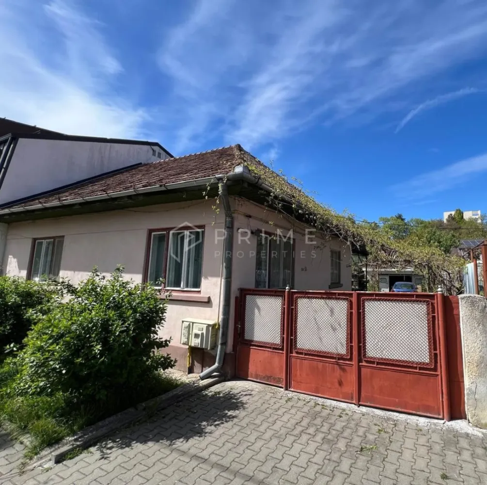 Casă în inima Tudorului – echilibru între locație și potențial - Casă de locuit construită din cărămidă, acoperită cu țiglă, situată în cartierul Tudor, în zona dintre Dacia și Super, o locație apreciată pentru accesibilitate și liniște.

Proprietatea are o structură solidă și un compartimentaj practic, reprezentând o oportunitate excelentă pentru cei care își doresc să își personalizeze viitoarea locuință. Este ideală pentru cumpărători care caută o casă cu potențial și vor să își pună amprenta prin reamenajare și modernizare, adaptând spațiul propriului stil și nevoilor familiei.

Locuința este compusă din:
- 3 camere generoase
- bucătărie
- cămară de alimente
- baie
- hol și coridor
- terasă
- boxă pentru pivniță, cu acces direct din cămară

În plus, proprietatea dispune de garaj auto din cărămidă, cu 2 boxe, oferind spațiu suplimentar pentru depozitare, atelier sau alte activități.

Datorită amplasării în cartierul Tudor și construcției trainice din cărămidă, casa reprezintă o bază excelentă pentru un proiect de renovare modern, fiind potrivită pentru cei care își doresc să transforme un imobil solid într-un cămin personalizat, cu valoare pe termen lung.

La Prime Properties, fiecare tranzacție înseamnă mai mult decât o simplă achiziție – este un proces complet, în care colaborăm cu cei mai buni profesioniști: notari, avocați, designeri, arhitecți, evaluatori, specialiști în certificate energetice, consultanți de credite imobiliare.
Astfel, atunci când alegi o proprietate prin noi, primești la pachet și siguranță, transparență și servicii impecabile pe tot parcursul drumului tău către casa ideală.

Ne dedicăm 100% fiecărui client, iar asta se reflectă în rezultate și în încrederea pe care o primim înapoi prin recomandările lor.
Proprietatea aceasta nu se potrivește exact nevoilor tale?

Lasă-ne să îți găsim alternativa potrivită. Agentul nostru îți va oferi soluții avantajoase și adaptate stilului tău de viață.
📞 Contactează-ne astăzi. Până acum nu am dezamăgit niciun client – și nu vom începe cu tine.
Comision 0% pentru cumpărători