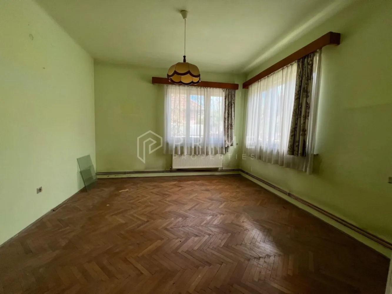Casă în inima Tudorului – echilibru între locație și potențial - Casă de locuit construită din cărămidă, acoperită cu țiglă, situată în cartierul Tudor, în zona dintre Dacia și Super, o locație apreciată pentru accesibilitate și liniște.

Proprietatea are o structură solidă și un compartimentaj practic, reprezentând o oportunitate excelentă pentru cei care își doresc să își personalizeze viitoarea locuință. Este ideală pentru cumpărători care caută o casă cu potențial și vor să își pună amprenta prin reamenajare și modernizare, adaptând spațiul propriului stil și nevoilor familiei.

Locuința este compusă din:
- 3 camere generoase
- bucătărie
- cămară de alimente
- baie
- hol și coridor
- terasă
- boxă pentru pivniță, cu acces direct din cămară

În plus, proprietatea dispune de garaj auto din cărămidă, cu 2 boxe, oferind spațiu suplimentar pentru depozitare, atelier sau alte activități.

Datorită amplasării în cartierul Tudor și construcției trainice din cărămidă, casa reprezintă o bază excelentă pentru un proiect de renovare modern, fiind potrivită pentru cei care își doresc să transforme un imobil solid într-un cămin personalizat, cu valoare pe termen lung.

La Prime Properties, fiecare tranzacție înseamnă mai mult decât o simplă achiziție – este un proces complet, în care colaborăm cu cei mai buni profesioniști: notari, avocați, designeri, arhitecți, evaluatori, specialiști în certificate energetice, consultanți de credite imobiliare.
Astfel, atunci când alegi o proprietate prin noi, primești la pachet și siguranță, transparență și servicii impecabile pe tot parcursul drumului tău către casa ideală.

Ne dedicăm 100% fiecărui client, iar asta se reflectă în rezultate și în încrederea pe care o primim înapoi prin recomandările lor.
Proprietatea aceasta nu se potrivește exact nevoilor tale?

Lasă-ne să îți găsim alternativa potrivită. Agentul nostru îți va oferi soluții avantajoase și adaptate stilului tău de viață.
📞 Contactează-ne astăzi. Până acum nu am dezamăgit niciun client – și nu vom începe cu tine.
Comision 0% pentru cumpărători