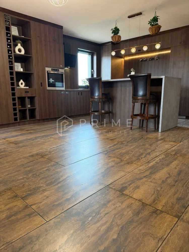 Apartament 2 camere de vânzare |Green Residence|Târgu Mureș - Se oferă spre vânzare un apartament cu 2 camere, situat în complexul Green Residence, în primul bloc construit din ansamblu, realizat din cărămidă, un detaliu important din punct de vedere al calității construcției.

Apartamentul are o suprafață utilă de 65 mp și este amplasat la etajul 6 din 10, într-un imobil prevăzut cu două lifturi.

Un avantaj major al proprietății îl reprezintă baia generoasă, de aproximativ 10 mp, amenajată la un nivel superior, dotată cu:
- cadă,
- duș separat tip walk-in, cu hidroizolație și sistem suspendat din tavan,
- finisaje moderne și design premium.
Apartamentul se vinde mobilat și utilat, cu mobilier realizat la comandă și electrocasnice complet integrate:
- mașină de spălat rufe,
- mașină de spălat vase,
- plită, hotă,
- frigider cu congelator,
- masă de călcat integrată în mobilier.
Iluminatul este unitar în întregul apartament, cu un sistem modern, ce include:
- întrerupătoare touch din sticlă în toate încăperile,
- control al iluminatului prin telecomandă, pentru toate zonele locuinței.
Confort și funcționalitate:
- încălzire prin pardoseală,
- centrală termică proprie,
- apartament luminos,
- balcon generos, aproximativ 10 mp,
- boxă / pivniță inclusă.
Loc de parcare disponibil, contra cost – 5.000 EUR, poziționat chiar în fața intrării în bloc, cu acces facil.

La Prime Properties, fiecare tranzacție înseamnă mai mult decât o simplă achiziție – este un proces complet, în care colaborăm cu cei mai buni profesioniști: notari, avocați, designeri, arhitecți, evaluatori, specialiști în certificate energetice, consultanți de credite imobiliare.
Astfel, atunci când alegi o proprietate prin noi, primești la pachet și siguranță, transparență și servicii impecabile pe tot parcursul drumului tău către casa ideală.

Ne dedicăm 100% fiecărui client, iar asta se reflectă în rezultate și în încrederea pe care o primim înapoi prin recomandările lor.
Proprietatea aceasta nu se potrivește exact nevoilor tale?

Lasă-ne să îți găsim alternativa potrivită. Agentul nostru îți va oferi soluții avantajoase și adaptate stilului tău de viață.
📞 Contactează-ne astăzi. Până acum nu am dezamăgit niciun client – și nu vom începe cu tine.
Comision 0% pentru cumpărători
