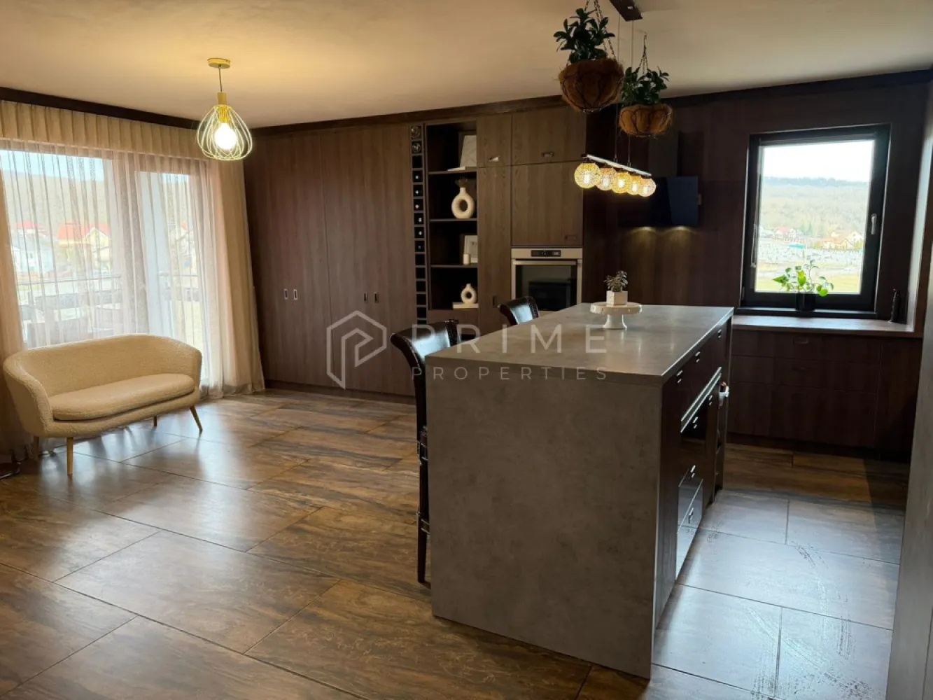 Apartament 2 camere de vânzare |Green Residence|Târgu Mureș - Se oferă spre vânzare un apartament cu 2 camere, situat în complexul Green Residence, în primul bloc construit din ansamblu, realizat din cărămidă, un detaliu important din punct de vedere al calității construcției.

Apartamentul are o suprafață utilă de 65 mp și este amplasat la etajul 6 din 10, într-un imobil prevăzut cu două lifturi.

Un avantaj major al proprietății îl reprezintă baia generoasă, de aproximativ 10 mp, amenajată la un nivel superior, dotată cu:
- cadă,
- duș separat tip walk-in, cu hidroizolație și sistem suspendat din tavan,
- finisaje moderne și design premium.
Apartamentul se vinde mobilat și utilat, cu mobilier realizat la comandă și electrocasnice complet integrate:
- mașină de spălat rufe,
- mașină de spălat vase,
- plită, hotă,
- frigider cu congelator,
- masă de călcat integrată în mobilier.
Iluminatul este unitar în întregul apartament, cu un sistem modern, ce include:
- întrerupătoare touch din sticlă în toate încăperile,
- control al iluminatului prin telecomandă, pentru toate zonele locuinței.
Confort și funcționalitate:
- încălzire prin pardoseală,
- centrală termică proprie,
- apartament luminos,
- balcon generos, aproximativ 10 mp,
- boxă / pivniță inclusă.
Loc de parcare disponibil, contra cost – 5.000 EUR, poziționat chiar în fața intrării în bloc, cu acces facil.

La Prime Properties, fiecare tranzacție înseamnă mai mult decât o simplă achiziție – este un proces complet, în care colaborăm cu cei mai buni profesioniști: notari, avocați, designeri, arhitecți, evaluatori, specialiști în certificate energetice, consultanți de credite imobiliare.
Astfel, atunci când alegi o proprietate prin noi, primești la pachet și siguranță, transparență și servicii impecabile pe tot parcursul drumului tău către casa ideală.

Ne dedicăm 100% fiecărui client, iar asta se reflectă în rezultate și în încrederea pe care o primim înapoi prin recomandările lor.
Proprietatea aceasta nu se potrivește exact nevoilor tale?

Lasă-ne să îți găsim alternativa potrivită. Agentul nostru îți va oferi soluții avantajoase și adaptate stilului tău de viață.
📞 Contactează-ne astăzi. Până acum nu am dezamăgit niciun client – și nu vom începe cu tine.
Comision 0% pentru cumpărători
