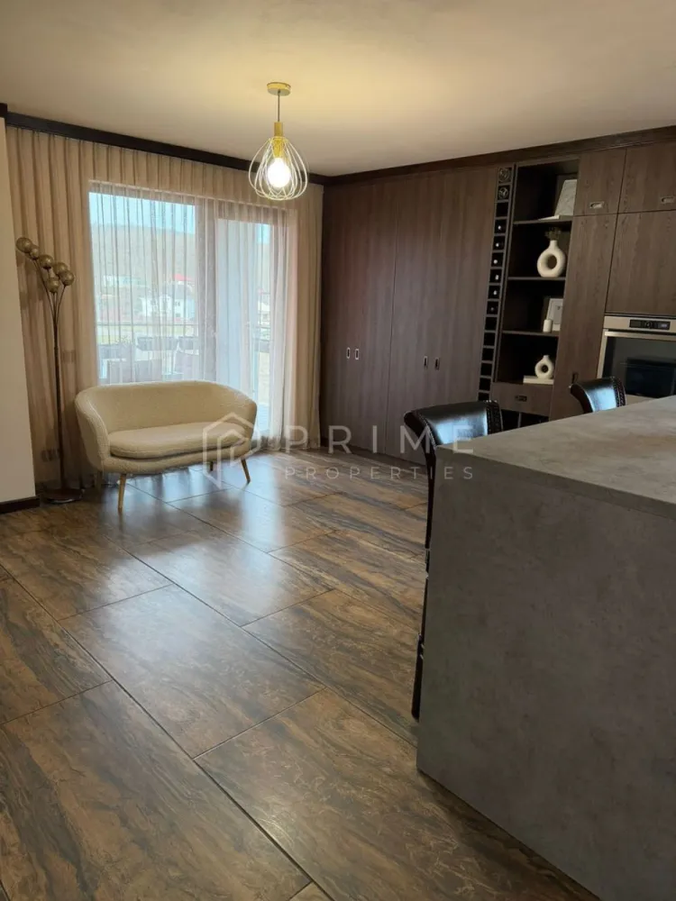 Apartament 2 camere de vânzare |Green Residence|Târgu Mureș - Se oferă spre vânzare un apartament cu 2 camere, situat în complexul Green Residence, în primul bloc construit din ansamblu, realizat din cărămidă, un detaliu important din punct de vedere al calității construcției.

Apartamentul are o suprafață utilă de 65 mp și este amplasat la etajul 6 din 10, într-un imobil prevăzut cu două lifturi.

Un avantaj major al proprietății îl reprezintă baia generoasă, de aproximativ 10 mp, amenajată la un nivel superior, dotată cu:
- cadă,
- duș separat tip walk-in, cu hidroizolație și sistem suspendat din tavan,
- finisaje moderne și design premium.
Apartamentul se vinde mobilat și utilat, cu mobilier realizat la comandă și electrocasnice complet integrate:
- mașină de spălat rufe,
- mașină de spălat vase,
- plită, hotă,
- frigider cu congelator,
- masă de călcat integrată în mobilier.
Iluminatul este unitar în întregul apartament, cu un sistem modern, ce include:
- întrerupătoare touch din sticlă în toate încăperile,
- control al iluminatului prin telecomandă, pentru toate zonele locuinței.
Confort și funcționalitate:
- încălzire prin pardoseală,
- centrală termică proprie,
- apartament luminos,
- balcon generos, aproximativ 10 mp,
- boxă / pivniță inclusă.
Loc de parcare disponibil, contra cost – 5.000 EUR, poziționat chiar în fața intrării în bloc, cu acces facil.

La Prime Properties, fiecare tranzacție înseamnă mai mult decât o simplă achiziție – este un proces complet, în care colaborăm cu cei mai buni profesioniști: notari, avocați, designeri, arhitecți, evaluatori, specialiști în certificate energetice, consultanți de credite imobiliare.
Astfel, atunci când alegi o proprietate prin noi, primești la pachet și siguranță, transparență și servicii impecabile pe tot parcursul drumului tău către casa ideală.

Ne dedicăm 100% fiecărui client, iar asta se reflectă în rezultate și în încrederea pe care o primim înapoi prin recomandările lor.
Proprietatea aceasta nu se potrivește exact nevoilor tale?

Lasă-ne să îți găsim alternativa potrivită. Agentul nostru îți va oferi soluții avantajoase și adaptate stilului tău de viață.
📞 Contactează-ne astăzi. Până acum nu am dezamăgit niciun client – și nu vom începe cu tine.
Comision 0% pentru cumpărători