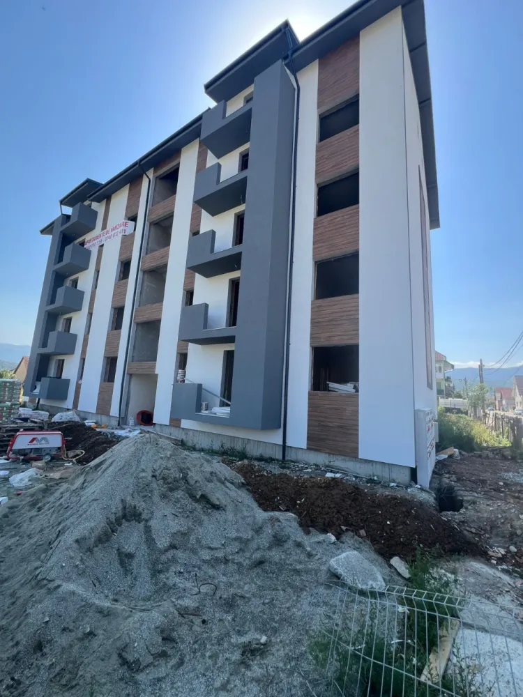 Apartament nou de vânzare în Tălmaciu – 3 Camere, 71.5mp - Descoperă confortul unui apartament modern cu 3 camere, finisat la alb, pregătit pentru amenajarea după gustul tău! Suprafață utilă: 71.5 mp  Tălmaciu, zonă liniștită și aproape de toate punctele de interes. Detalii:Living spațios cu bucătărie open space2 dormitoare, 1 baieÎncălzire în pardosealăGeamuri termopan și centrală termică proprieInterfon cu cameră video, internet, lift1 loc de parcare inclus în preț Etaje disponibile: 1, 2, 3, 4, 5.  Preț: 1.450 euro/mp ideal pentru locuit sau investiție – apartamente noi, bine compartimentate și cu dotări moderne! }}