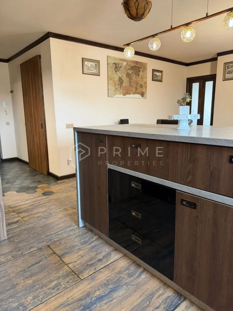 Apartament 2 camere de vânzare |Green Residence|Târgu Mureș - Se oferă spre vânzare un apartament cu 2 camere, situat în complexul Green Residence, în primul bloc construit din ansamblu, realizat din cărămidă, un detaliu important din punct de vedere al calității construcției.

Apartamentul are o suprafață utilă de 65 mp și este amplasat la etajul 6 din 10, într-un imobil prevăzut cu două lifturi.

Un avantaj major al proprietății îl reprezintă baia generoasă, de aproximativ 10 mp, amenajată la un nivel superior, dotată cu:
- cadă,
- duș separat tip walk-in, cu hidroizolație și sistem suspendat din tavan,
- finisaje moderne și design premium.
Apartamentul se vinde mobilat și utilat, cu mobilier realizat la comandă și electrocasnice complet integrate:
- mașină de spălat rufe,
- mașină de spălat vase,
- plită, hotă,
- frigider cu congelator,
- masă de călcat integrată în mobilier.
Iluminatul este unitar în întregul apartament, cu un sistem modern, ce include:
- întrerupătoare touch din sticlă în toate încăperile,
- control al iluminatului prin telecomandă, pentru toate zonele locuinței.
Confort și funcționalitate:
- încălzire prin pardoseală,
- centrală termică proprie,
- apartament luminos,
- balcon generos, aproximativ 10 mp,
- boxă / pivniță inclusă.
Loc de parcare disponibil, contra cost – 5.000 EUR, poziționat chiar în fața intrării în bloc, cu acces facil.

La Prime Properties, fiecare tranzacție înseamnă mai mult decât o simplă achiziție – este un proces complet, în care colaborăm cu cei mai buni profesioniști: notari, avocați, designeri, arhitecți, evaluatori, specialiști în certificate energetice, consultanți de credite imobiliare.
Astfel, atunci când alegi o proprietate prin noi, primești la pachet și siguranță, transparență și servicii impecabile pe tot parcursul drumului tău către casa ideală.

Ne dedicăm 100% fiecărui client, iar asta se reflectă în rezultate și în încrederea pe care o primim înapoi prin recomandările lor.
Proprietatea aceasta nu se potrivește exact nevoilor tale?

Lasă-ne să îți găsim alternativa potrivită. Agentul nostru îți va oferi soluții avantajoase și adaptate stilului tău de viață.
📞 Contactează-ne astăzi. Până acum nu am dezamăgit niciun client – și nu vom începe cu tine.
Comision 0% pentru cumpărători