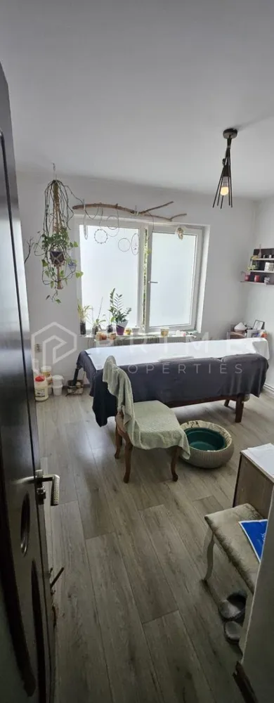 Spațiu comercial 4 camere| 80 mp | Arteră intens circulată, Tudor - Vă propunem spre vânzare un apartament cu 4 camere și 2 băi, cu destinație schimbată în spațiu comercial, cu o suprafață de 80 mp, situat în cartierul Tudor, pe o arteră intens circulată, cu acces stradal și vizibilitate excelentă.

În prezent funcționează ca salon de înfrumusețare, fiind ideal pentru diverse activități comerciale sau servicii.

Există posibilitatea preluării chiriașilor actuali, oferind o oportunitate de venit imediat și continuitate.

Locația ultracentrală și traficul intens fac această proprietate o investiție excelentă pentru antreprenori sau investitori.

La Prime Properties, fiecare tranzacție înseamnă mai mult decât o simplă achiziție – este un proces complet, în care colaborăm cu cei mai buni profesioniști: notari, avocați, designeri, arhitecți, evaluatori, specialiști în certificate energetice, consultanți de credite imobiliare.
Astfel, atunci când alegi o proprietate prin noi, primești la pachet și siguranță, transparență și servicii impecabile pe tot parcursul drumului tău către casa ideală.

Ne dedicăm 100% fiecărui client, iar asta se reflectă în rezultate și în încrederea pe care o primim înapoi prin recomandările lor.
Proprietatea aceasta nu se potrivește exact nevoilor tale?

Lasă-ne să îți găsim alternativa potrivită. Agentul nostru îți va oferi soluții avantajoase și adaptate stilului tău de viață.
📞 Contactează-ne astăzi. Până acum nu am dezamăgit niciun client – și nu vom începe cu tine.
Comision 0% pentru cumpărători