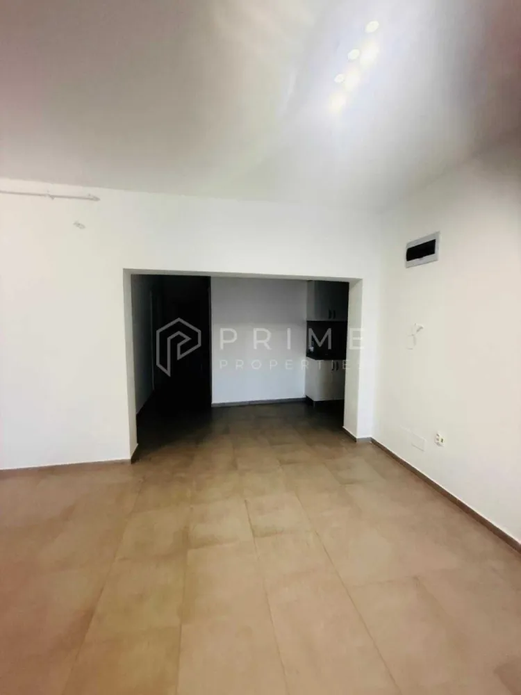 Oportunitate de închiriere spațiu pentru birouri 92 mp Complex Maurer - Vă propunem spre închiriere un spațiu de 92 mp, situat în Complexul Maurer, la subsolul unui imobil, cu intrare individuală din exterior, potrivit pentru activități de birou și servicii profesionale.

Compartimentarea este practică și versatilă, permițând atât amenajarea unui open-space, cât și organizarea de birouri individuale, săli de lucru sau spații administrative, în funcție de specificul activității.

Caracteristici:
- suprafață: 92 mp
- intrare separată din exterior
- 3 camere, hol
- zonă bucătărie
- 2 grupuri sanitare
- terasă
- 2 locuri de parcare

Destinații recomandate:
Spațiul este potrivit pentru firmă de contabilitate, consultanță, IT, arhitectură, avocatură, agenție imobiliară, marketing, firmă de servicii, call-center de dimensiuni mici sau birou administrativ, oferind un cadru funcțional și bine organizat pentru desfășurarea activităților profesionale.

Zona beneficiază de trafic pietonal și auto, acces facil către mijloacele de transport în comun și proximitate față de magazine, restaurante și alte servicii, asigurând confort atât pentru angajați, cât și pentru clienți.

Disponibil imediat
Condiții de închiriere: garanție: echivalentul a două luni de chirie
Pentru mai multe informații și programarea unei vizionări, nu ezitați să ne contactați.