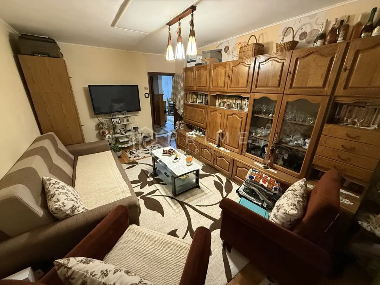 Apartament 2 camere în Cartierul Tudor | ideal pentru familie - Vă oferim spre vânzare un apartament care îmbină siguranța cu confortul, situat într-una dintre cele mai liniștite și bine poziționate zone din cartierul Tudor. Blocul este amplasat chiar vizavi de Jandarmerie, un factor care aduce un plus de liniște și protecție, foarte apreciat de cei care își doresc un mediu sigur pentru familie.

Zona este ideală pentru un stil de viață echilibrat: aerisită, cu multă verdeață și aproape de toate facilitățile esențiale. În doar câteva minute de mers pe jos puteți ajunge la Shopping City Mall, Kaufland, Lidl, dar și la parcuri sau școli. Nu mai e nevoie să folosiți mașina pentru cumpărăturile zilnice!

Apartamentul este situat la etajul 3 din 4 și are o suprafață utilă de 55 mp, fiind călduros datorită izolației duble aplicate atât pe fațadă, cât și în interior. Structura practică oferă:
- Bucătărie mare, cu loc pentru masă și cămară spațioasă
- Două camere luminoase și primitoare
- Baie cu fereastră pentru ventilație naturală
- Hol cu spații generoase de depozitare și pivniță proprie

Un alt avantaj important îl reprezintă locul de parcare acoperit, aflat chiar lângă bloc, care vă protejează mașina de intemperii pe tot parcursul anului.

Apartamentul este bine întreținut și pregătit pentru noii proprietari care caută un cămin liniștit și sigur.

La Prime Properties, fiecare tranzacție înseamnă mai mult decât o simplă achiziție – este un proces complet, în care colaborăm cu cei mai buni profesioniști: notari, avocați, designeri, arhitecți, evaluatori, specialiști în certificate energetice, consultanți de credite imobiliare.
Astfel, atunci când alegi o proprietate prin noi, primești la pachet și siguranță, transparență și servicii impecabile pe tot parcursul drumului tău către casa ideală.

Ne dedicăm 100% fiecărui client, iar asta se reflectă în rezultate și în încrederea pe care o primim înapoi prin recomandările lor.
Proprietatea aceasta nu se potrivește exact nevoilor tale?

Lasă-ne să îți găsim alternativa potrivită. Agentul nostru îți va oferi soluții avantajoase și adaptate stilului tău de viață.
📞 Contactează-ne astăzi. Până acum nu am dezamăgit niciun client – și nu vom începe cu tine.
Comision 0% pentru cumpărători