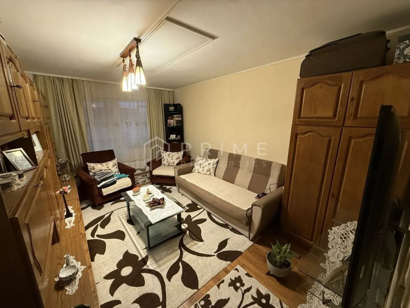 Apartament 2 camere în Cartierul Tudor | ideal pentru familie - Vă oferim spre vânzare un apartament care îmbină siguranța cu confortul, situat într-una dintre cele mai liniștite și bine poziționate zone din cartierul Tudor. Blocul este amplasat chiar vizavi de Jandarmerie, un factor care aduce un plus de liniște și protecție, foarte apreciat de cei care își doresc un mediu sigur pentru familie.

Zona este ideală pentru un stil de viață echilibrat: aerisită, cu multă verdeață și aproape de toate facilitățile esențiale. În doar câteva minute de mers pe jos puteți ajunge la Shopping City Mall, Kaufland, Lidl, dar și la parcuri sau școli. Nu mai e nevoie să folosiți mașina pentru cumpărăturile zilnice!

Apartamentul este situat la etajul 3 din 4 și are o suprafață utilă de 55 mp, fiind călduros datorită izolației duble aplicate atât pe fațadă, cât și în interior. Structura practică oferă:
- Bucătărie mare, cu loc pentru masă și cămară spațioasă
- Două camere luminoase și primitoare
- Baie cu fereastră pentru ventilație naturală
- Hol cu spații generoase de depozitare și pivniță proprie

Un alt avantaj important îl reprezintă locul de parcare acoperit, aflat chiar lângă bloc, care vă protejează mașina de intemperii pe tot parcursul anului.

Apartamentul este bine întreținut și pregătit pentru noii proprietari care caută un cămin liniștit și sigur.

La Prime Properties, fiecare tranzacție înseamnă mai mult decât o simplă achiziție – este un proces complet, în care colaborăm cu cei mai buni profesioniști: notari, avocați, designeri, arhitecți, evaluatori, specialiști în certificate energetice, consultanți de credite imobiliare.
Astfel, atunci când alegi o proprietate prin noi, primești la pachet și siguranță, transparență și servicii impecabile pe tot parcursul drumului tău către casa ideală.

Ne dedicăm 100% fiecărui client, iar asta se reflectă în rezultate și în încrederea pe care o primim înapoi prin recomandările lor.
Proprietatea aceasta nu se potrivește exact nevoilor tale?

Lasă-ne să îți găsim alternativa potrivită. Agentul nostru îți va oferi soluții avantajoase și adaptate stilului tău de viață.
📞 Contactează-ne astăzi. Până acum nu am dezamăgit niciun client – și nu vom începe cu tine.
Comision 0% pentru cumpărători