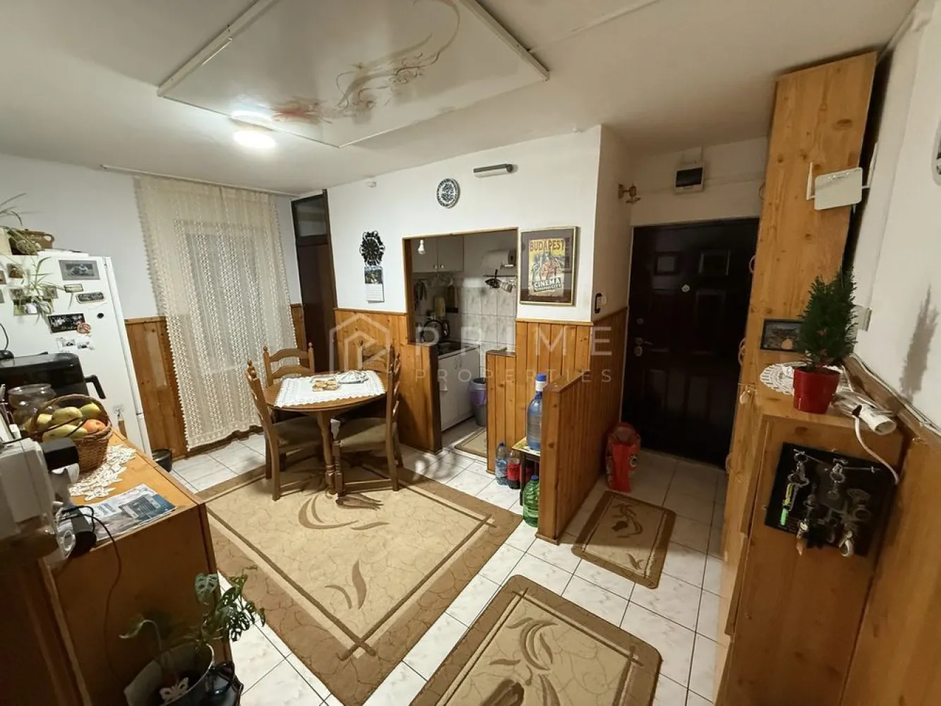 Apartament 2 camere în Cartierul Tudor | ideal pentru familie - Vă oferim spre vânzare un apartament care îmbină siguranța cu confortul, situat într-una dintre cele mai liniștite și bine poziționate zone din cartierul Tudor. Blocul este amplasat chiar vizavi de Jandarmerie, un factor care aduce un plus de liniște și protecție, foarte apreciat de cei care își doresc un mediu sigur pentru familie.

Zona este ideală pentru un stil de viață echilibrat: aerisită, cu multă verdeață și aproape de toate facilitățile esențiale. În doar câteva minute de mers pe jos puteți ajunge la Shopping City Mall, Kaufland, Lidl, dar și la parcuri sau școli. Nu mai e nevoie să folosiți mașina pentru cumpărăturile zilnice!

Apartamentul este situat la etajul 3 din 4 și are o suprafață utilă de 55 mp, fiind călduros datorită izolației duble aplicate atât pe fațadă, cât și în interior. Structura practică oferă:
- Bucătărie mare, cu loc pentru masă și cămară spațioasă
- Două camere luminoase și primitoare
- Baie cu fereastră pentru ventilație naturală
- Hol cu spații generoase de depozitare și pivniță proprie

Un alt avantaj important îl reprezintă locul de parcare acoperit, aflat chiar lângă bloc, care vă protejează mașina de intemperii pe tot parcursul anului.

Apartamentul este bine întreținut și pregătit pentru noii proprietari care caută un cămin liniștit și sigur.

La Prime Properties, fiecare tranzacție înseamnă mai mult decât o simplă achiziție – este un proces complet, în care colaborăm cu cei mai buni profesioniști: notari, avocați, designeri, arhitecți, evaluatori, specialiști în certificate energetice, consultanți de credite imobiliare.
Astfel, atunci când alegi o proprietate prin noi, primești la pachet și siguranță, transparență și servicii impecabile pe tot parcursul drumului tău către casa ideală.

Ne dedicăm 100% fiecărui client, iar asta se reflectă în rezultate și în încrederea pe care o primim înapoi prin recomandările lor.
Proprietatea aceasta nu se potrivește exact nevoilor tale?

Lasă-ne să îți găsim alternativa potrivită. Agentul nostru îți va oferi soluții avantajoase și adaptate stilului tău de viață.
📞 Contactează-ne astăzi. Până acum nu am dezamăgit niciun client – și nu vom începe cu tine.
Comision 0% pentru cumpărători
