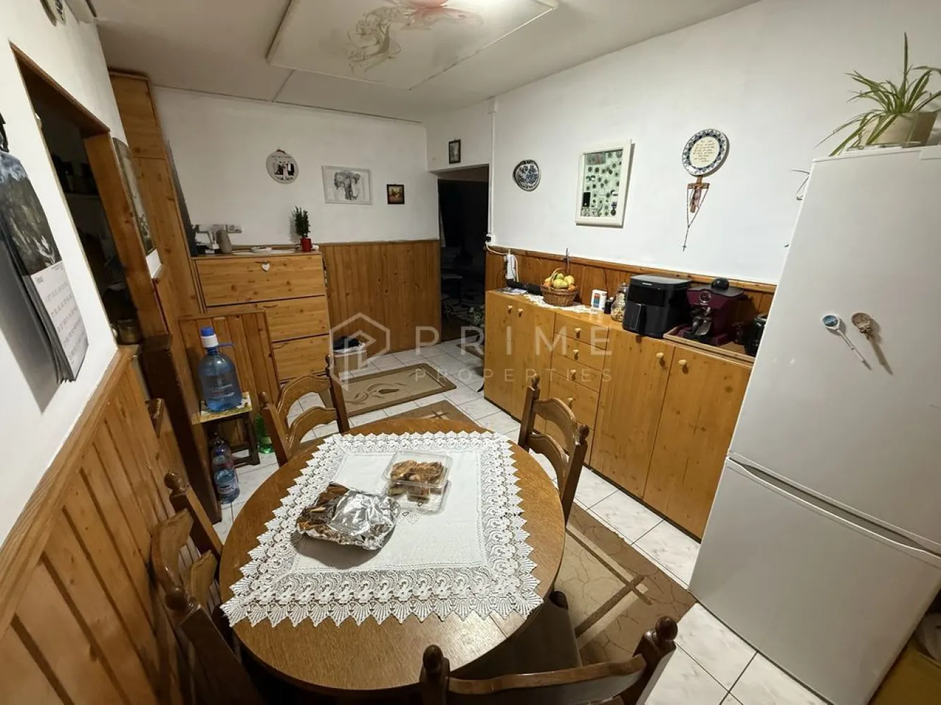 Apartament 2 camere în Cartierul Tudor | ideal pentru familie - Vă oferim spre vânzare un apartament care îmbină siguranța cu confortul, situat într-una dintre cele mai liniștite și bine poziționate zone din cartierul Tudor. Blocul este amplasat chiar vizavi de Jandarmerie, un factor care aduce un plus de liniște și protecție, foarte apreciat de cei care își doresc un mediu sigur pentru familie.

Zona este ideală pentru un stil de viață echilibrat: aerisită, cu multă verdeață și aproape de toate facilitățile esențiale. În doar câteva minute de mers pe jos puteți ajunge la Shopping City Mall, Kaufland, Lidl, dar și la parcuri sau școli. Nu mai e nevoie să folosiți mașina pentru cumpărăturile zilnice!

Apartamentul este situat la etajul 3 din 4 și are o suprafață utilă de 55 mp, fiind călduros datorită izolației duble aplicate atât pe fațadă, cât și în interior. Structura practică oferă:
- Bucătărie mare, cu loc pentru masă și cămară spațioasă
- Două camere luminoase și primitoare
- Baie cu fereastră pentru ventilație naturală
- Hol cu spații generoase de depozitare și pivniță proprie

Un alt avantaj important îl reprezintă locul de parcare acoperit, aflat chiar lângă bloc, care vă protejează mașina de intemperii pe tot parcursul anului.

Apartamentul este bine întreținut și pregătit pentru noii proprietari care caută un cămin liniștit și sigur.

La Prime Properties, fiecare tranzacție înseamnă mai mult decât o simplă achiziție – este un proces complet, în care colaborăm cu cei mai buni profesioniști: notari, avocați, designeri, arhitecți, evaluatori, specialiști în certificate energetice, consultanți de credite imobiliare.
Astfel, atunci când alegi o proprietate prin noi, primești la pachet și siguranță, transparență și servicii impecabile pe tot parcursul drumului tău către casa ideală.

Ne dedicăm 100% fiecărui client, iar asta se reflectă în rezultate și în încrederea pe care o primim înapoi prin recomandările lor.
Proprietatea aceasta nu se potrivește exact nevoilor tale?

Lasă-ne să îți găsim alternativa potrivită. Agentul nostru îți va oferi soluții avantajoase și adaptate stilului tău de viață.
📞 Contactează-ne astăzi. Până acum nu am dezamăgit niciun client – și nu vom începe cu tine.
Comision 0% pentru cumpărători