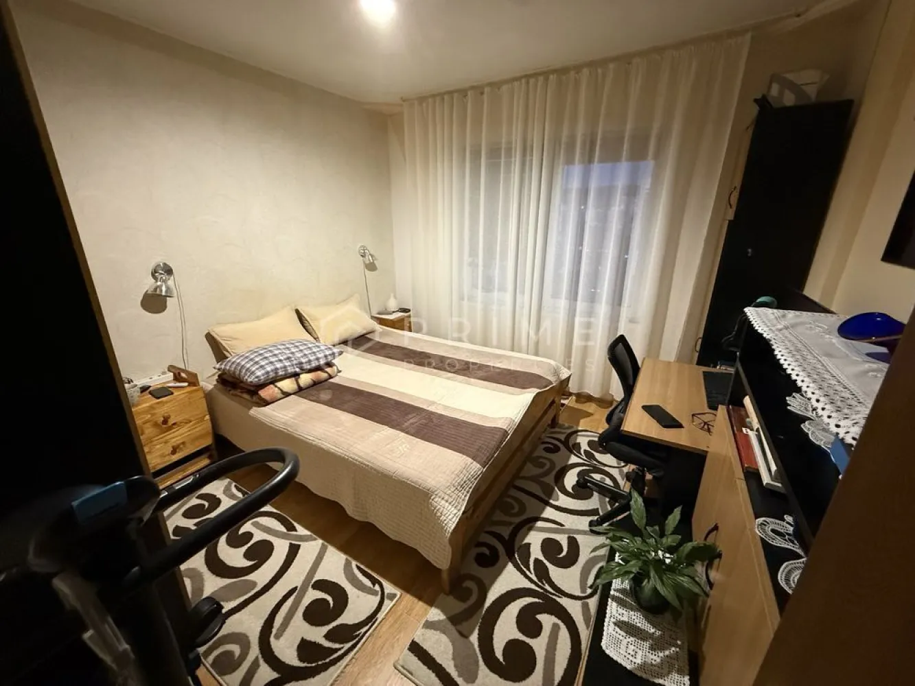 Apartament 2 camere în Cartierul Tudor | ideal pentru familie - Vă oferim spre vânzare un apartament care îmbină siguranța cu confortul, situat într-una dintre cele mai liniștite și bine poziționate zone din cartierul Tudor. Blocul este amplasat chiar vizavi de Jandarmerie, un factor care aduce un plus de liniște și protecție, foarte apreciat de cei care își doresc un mediu sigur pentru familie.

Zona este ideală pentru un stil de viață echilibrat: aerisită, cu multă verdeață și aproape de toate facilitățile esențiale. În doar câteva minute de mers pe jos puteți ajunge la Shopping City Mall, Kaufland, Lidl, dar și la parcuri sau școli. Nu mai e nevoie să folosiți mașina pentru cumpărăturile zilnice!

Apartamentul este situat la etajul 3 din 4 și are o suprafață utilă de 55 mp, fiind călduros datorită izolației duble aplicate atât pe fațadă, cât și în interior. Structura practică oferă:
- Bucătărie mare, cu loc pentru masă și cămară spațioasă
- Două camere luminoase și primitoare
- Baie cu fereastră pentru ventilație naturală
- Hol cu spații generoase de depozitare și pivniță proprie

Un alt avantaj important îl reprezintă locul de parcare acoperit, aflat chiar lângă bloc, care vă protejează mașina de intemperii pe tot parcursul anului.

Apartamentul este bine întreținut și pregătit pentru noii proprietari care caută un cămin liniștit și sigur.

La Prime Properties, fiecare tranzacție înseamnă mai mult decât o simplă achiziție – este un proces complet, în care colaborăm cu cei mai buni profesioniști: notari, avocați, designeri, arhitecți, evaluatori, specialiști în certificate energetice, consultanți de credite imobiliare.
Astfel, atunci când alegi o proprietate prin noi, primești la pachet și siguranță, transparență și servicii impecabile pe tot parcursul drumului tău către casa ideală.

Ne dedicăm 100% fiecărui client, iar asta se reflectă în rezultate și în încrederea pe care o primim înapoi prin recomandările lor.
Proprietatea aceasta nu se potrivește exact nevoilor tale?

Lasă-ne să îți găsim alternativa potrivită. Agentul nostru îți va oferi soluții avantajoase și adaptate stilului tău de viață.
📞 Contactează-ne astăzi. Până acum nu am dezamăgit niciun client – și nu vom începe cu tine.
Comision 0% pentru cumpărători