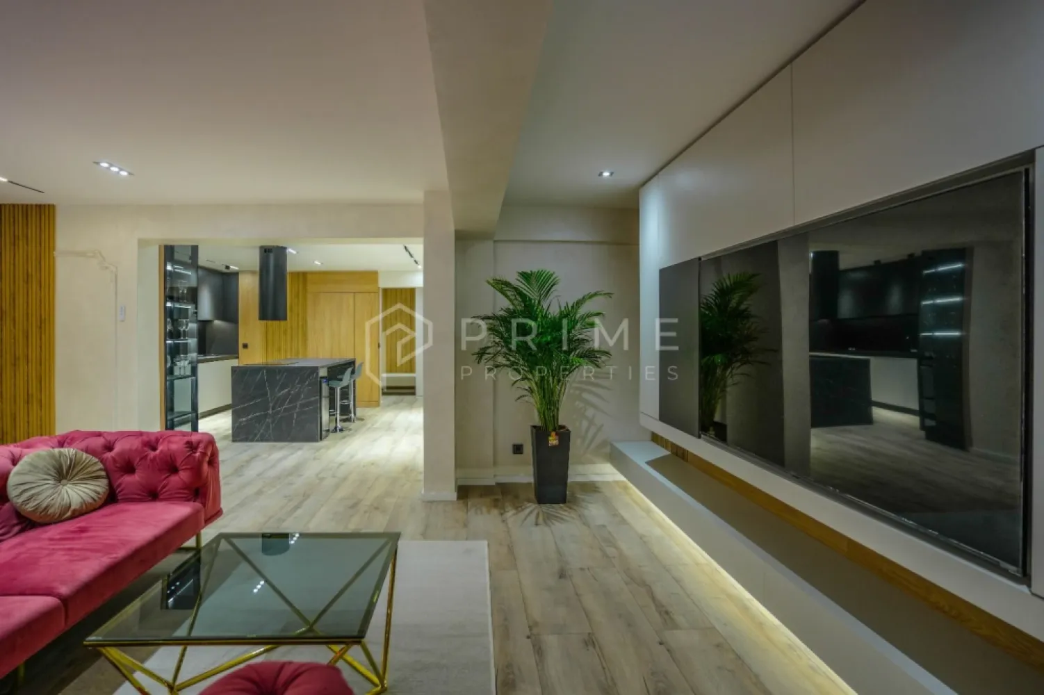Penthouse exclusivist de vânzare | zona Unirii - Există proprietăți care îți oferă spațiu.
Și există proprietăți care îți oferă un stil de viață.

Acest penthouse face parte din cea de-a doua categorie.

Este situat în zona Unirii, într-un cartier exclusivist, și se adresează celor care apreciază discreția, confortul și standardele ridicate de locuire. Cu o suprafață totală de 193 mp (120 mp utili), locuința a fost concepută ca un refugiu urban modern, unde designul și funcționalitatea se îmbină natural.

Ziua începe într-un living amplu, scăldat în lumină naturală, unde zona de relaxare, diningul și bucătăria formează un spațiu fluid, deschis, perfect pentru momentele petrecute acasă sau pentru seri cu prietenii. Mobilierul premium Oxford, iluminatul ambiental și perdelele automatizate creează o atmosferă calmă, elegantă, ușor sofisticată.

Zona de noapte oferă două universuri distincte:
Dormitorul matrimonial este un refugiu privat, cu baie proprie și dressing, definit de finisaje cu efect de stâncă, care aduc un aer natural, puternic și rafinat.
Cel de-al doilea dormitor surprinde printr-un accent artistic cu efect lunar, un spațiu ideal pentru oaspeți, birou sau cameră personală cu identitate proprie.

Cele două băi, finisate cu vopsele decorative premium, completează experiența de confort și estetică, fiecare detaliu fiind ales pentru a transmite calitate și echilibru.

Punctul central al proprietății rămâne însă terasa spectaculoasă – un spațiu generos, destinat relaxării și socializării, dotat cu pergolă bioclimatică și zonă de grătar. Un loc unde diminețile sunt liniștite, iar serile se transformă în momente memorabile, indiferent de sezon.

Încălzirea prin pardoseală, designul unitar și finisajele atent selecționate definesc o locuință completă, gata de mutare. Penthouse-ul se vinde integral mobilat și utilat, exact așa cum este prezentat.

Proprietatea include garaj subteran și boxă de depozitare.

Un penthouse rar, destinat celor care nu caută doar un apartament, ci un loc care reflectă cine sunt și cum aleg să trăiască.

La Prime Properties, fiecare tranzacție înseamnă mai mult decât o simplă achiziție – este un proces complet, în care colaborăm cu cei mai buni profesioniști: notari, avocați, designeri, arhitecți, evaluatori, specialiști în certificate energetice, consultanți de credite imobiliare.
Astfel, atunci când alegi o proprietate prin noi, primești la pachet și siguranță, transparență și servicii impecabile pe tot parcursul drumului tău către casa ideală.

Ne dedicăm 100% fiecărui client, iar asta se reflectă în rezultate și în încrederea pe care o primim înapoi prin recomandările lor.
Proprietatea aceasta nu se potrivește exact nevoilor tale?

Lasă-ne să îți găsim alternativa potrivită. Agentul nostru îți va oferi soluții avantajoase și adaptate stilului tău de viață.
📞 Contactează-ne astăzi. Până acum nu am dezamăgit niciun client – și nu vom începe cu tine.
Comision 0% pentru cumpărători