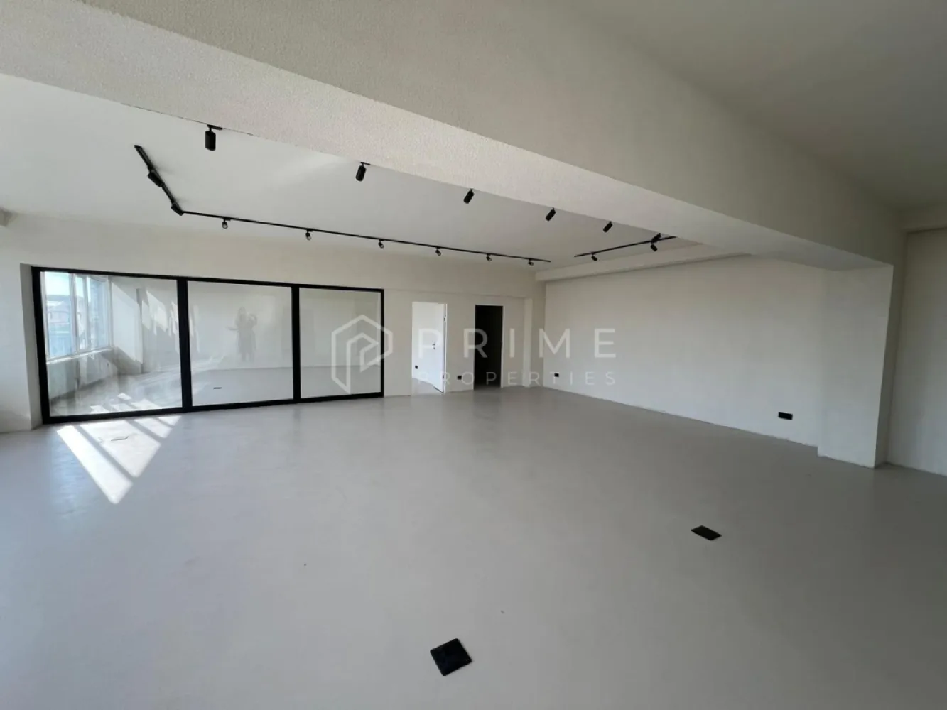 Spațiu de birouri de închiriat, zona industrială Libertății - Oferim spre închiriere un spațiu de birouri renovat recent, situat la etajul 1 al unei clădiri vechi, cu caracter industrial.

Caracteristici:
-încălzire în pardoseală + calorifere
-aer condiționat
-bucătărie
-grupuri sanitare separate (femei / bărbați)
-spațiu dedicat pentru arhivă
-birou separat, delimitat cu perete de sticlă – perfect pentru management sau sală de ședințe

Spațiul este potrivit pentru activități de birou, firmă de servicii, IT, proiectare, logistică sau back-office.

Preț: 800 € + TVA

Pentru detalii suplimentare și programarea unei vizionări, nu ezita să mă contactezi.