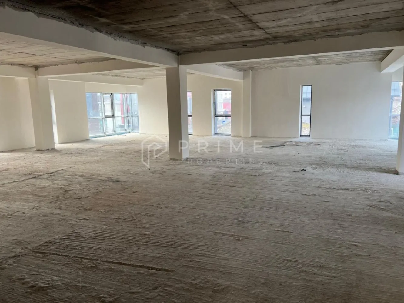 Spațiu de birouri premium de închiriat – 180 mp | Bd. Gheorghe Doja - Disponibil spre închiriere spațiu de birouri de 180 mp, situat la etajul 1 al unei clădiri noi, pe Bulevardul Gheorghe Doja, într-o zonă cu acces excelent și vizibilitate urbană foarte bună.

Spațiul este preponderent open space, oferind flexibilitate maximă pentru amenajare, și include o încăpere separată, baie proprie și terasă, un avantaj rar pentru un spațiu de birouri.

Se află la stadiul semifinisat, ceea ce permite compartimentarea și personalizarea completă în funcție de nevoile chiriașului – ideal pentru companii care își doresc un birou adaptat propriului mod de lucru.

Caracteristici:
-suprafață totală: 183 mp
-etaj 1
-open space generos
-o încăpere separată
-baie proprie
-terasă
-clădire nouă, standarde moderne
-compartimentare flexibilă, la cererea clientului

Potrivit pentru sediu firmă, servicii, call center, arhitectură, design, consultanță sau hub creativ.

📞 Pentru detalii suplimentare și vizionare, te invit să mă contactezi.