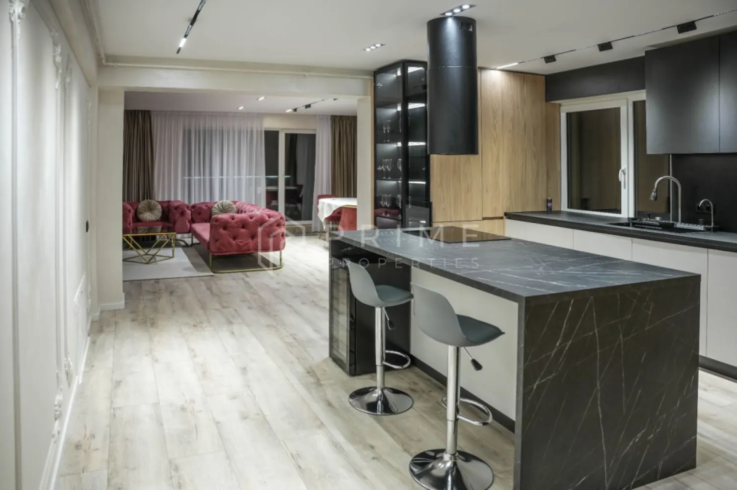 Penthouse exclusivist de vânzare | zona Unirii - Există proprietăți care îți oferă spațiu.
Și există proprietăți care îți oferă un stil de viață.

Acest penthouse face parte din cea de-a doua categorie.

Este situat în zona Unirii, într-un cartier exclusivist, și se adresează celor care apreciază discreția, confortul și standardele ridicate de locuire. Cu o suprafață totală de 193 mp (120 mp utili), locuința a fost concepută ca un refugiu urban modern, unde designul și funcționalitatea se îmbină natural.

Ziua începe într-un living amplu, scăldat în lumină naturală, unde zona de relaxare, diningul și bucătăria formează un spațiu fluid, deschis, perfect pentru momentele petrecute acasă sau pentru seri cu prietenii. Mobilierul premium Oxford, iluminatul ambiental și perdelele automatizate creează o atmosferă calmă, elegantă, ușor sofisticată.

Zona de noapte oferă două universuri distincte:
Dormitorul matrimonial este un refugiu privat, cu baie proprie și dressing, definit de finisaje cu efect de stâncă, care aduc un aer natural, puternic și rafinat.
Cel de-al doilea dormitor surprinde printr-un accent artistic cu efect lunar, un spațiu ideal pentru oaspeți, birou sau cameră personală cu identitate proprie.

Cele două băi, finisate cu vopsele decorative premium, completează experiența de confort și estetică, fiecare detaliu fiind ales pentru a transmite calitate și echilibru.

Punctul central al proprietății rămâne însă terasa spectaculoasă – un spațiu generos, destinat relaxării și socializării, dotat cu pergolă bioclimatică și zonă de grătar. Un loc unde diminețile sunt liniștite, iar serile se transformă în momente memorabile, indiferent de sezon.

Încălzirea prin pardoseală, designul unitar și finisajele atent selecționate definesc o locuință completă, gata de mutare. Penthouse-ul se vinde integral mobilat și utilat, exact așa cum este prezentat.

Proprietatea include garaj subteran și boxă de depozitare.

Un penthouse rar, destinat celor care nu caută doar un apartament, ci un loc care reflectă cine sunt și cum aleg să trăiască.

La Prime Properties, fiecare tranzacție înseamnă mai mult decât o simplă achiziție – este un proces complet, în care colaborăm cu cei mai buni profesioniști: notari, avocați, designeri, arhitecți, evaluatori, specialiști în certificate energetice, consultanți de credite imobiliare.
Astfel, atunci când alegi o proprietate prin noi, primești la pachet și siguranță, transparență și servicii impecabile pe tot parcursul drumului tău către casa ideală.

Ne dedicăm 100% fiecărui client, iar asta se reflectă în rezultate și în încrederea pe care o primim înapoi prin recomandările lor.
Proprietatea aceasta nu se potrivește exact nevoilor tale?

Lasă-ne să îți găsim alternativa potrivită. Agentul nostru îți va oferi soluții avantajoase și adaptate stilului tău de viață.
📞 Contactează-ne astăzi. Până acum nu am dezamăgit niciun client – și nu vom începe cu tine.
Comision 0% pentru cumpărători