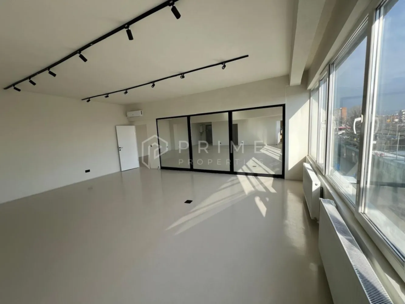 Spațiu de birouri de închiriat, zona industrială Libertății - Oferim spre închiriere un spațiu de birouri renovat recent, situat la etajul 1 al unei clădiri vechi, cu caracter industrial.

Caracteristici:
-încălzire în pardoseală + calorifere
-aer condiționat
-bucătărie
-grupuri sanitare separate (femei / bărbați)
-spațiu dedicat pentru arhivă
-birou separat, delimitat cu perete de sticlă – perfect pentru management sau sală de ședințe

Spațiul este potrivit pentru activități de birou, firmă de servicii, IT, proiectare, logistică sau back-office.

Preț: 800 € + TVA

Pentru detalii suplimentare și programarea unei vizionări, nu ezita să mă contactezi.