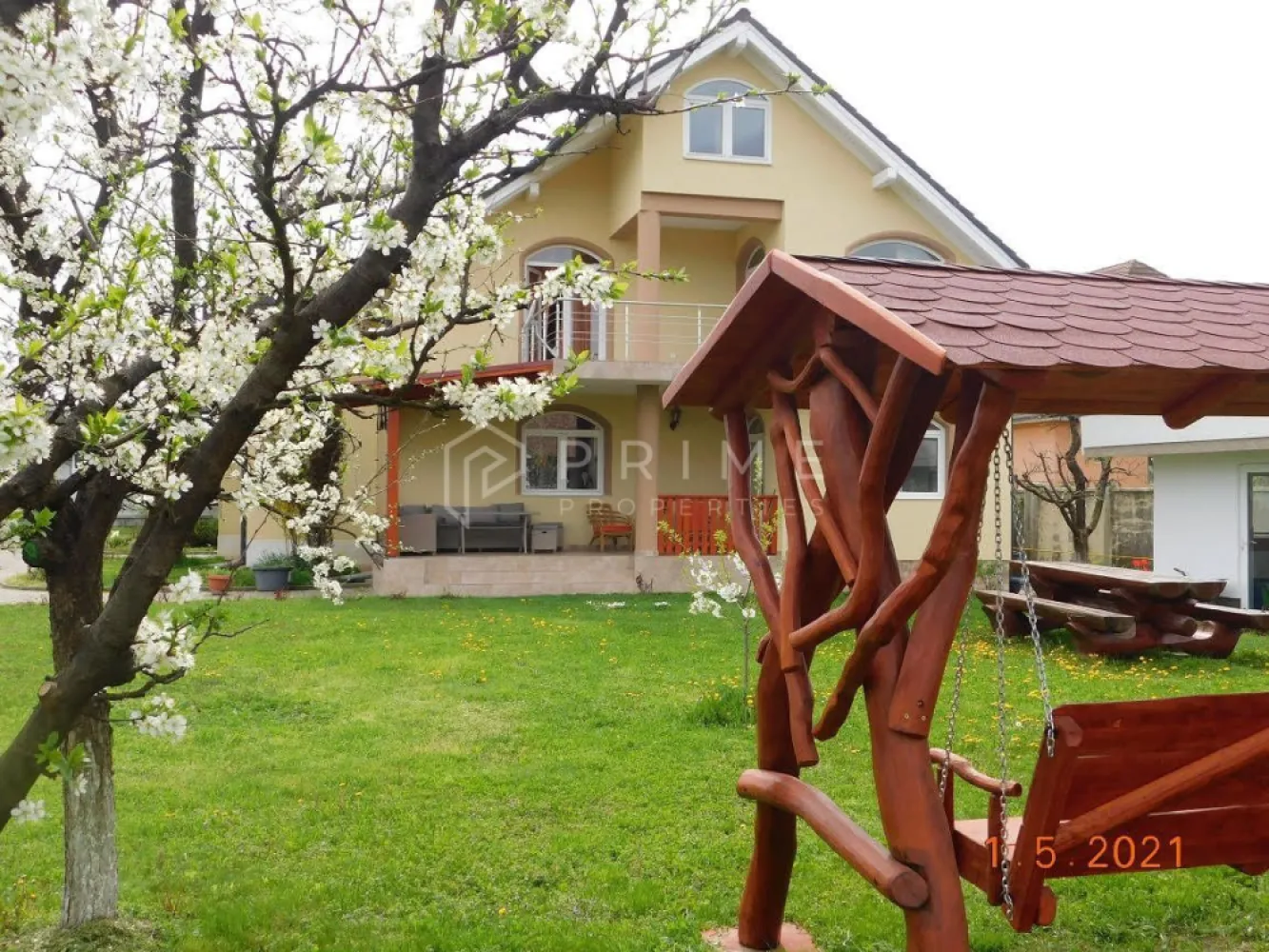 Reședință de lux cu potențial comercial –zonă Băi, Sângeorgiu de Mureș - Proprietate premium de vânzare – Sângeorgiu de Mureș, zona Băilor
Reședință de lux cu potențial rezidențial și comercial

Vă propunem spre vânzare o proprietate exclusivistă, situată în Sângeorgiu de Mureș, în apropierea Băilor, amplasată pe un teren generos de 1.500 mp. Proprietatea se remarcă prin suprafețele ample, finisajele de lux și versatilitatea funcțională, fiind potrivită atât ca locuință privată, cât și pentru activități comerciale sau instituționale.

Suprafață utilă casa : 386 mp
Teren: 1.500 mp
Preț: 410.000 €

Compartimentare și spații interioare:
Living spectaculos pe două niveluri
5 dormitoare
4 băi
Birou separat
Bucătărie spațioasă
Mansardă izolată (neamenajată – potențial de extindere)

Finisaje și dotări premium:
Pardoseli din lemn masiv la etaj
Pardoseli din marmură la parter
Construcție solidă, materiale de calitate superioară
Spații largi, luminoase, cu compartimentare eficientă

Anexe și facilități exterioare:
3 garaje
Curte amenajată + livadă
Construcție separată, complet funcțională, cu:
Bucătărie
Camere
Baie
Spații de cazare / birouri
Parcare pentru aproximativ 10 autoturisme

Avantaje competitive:
Proprietate rară, cu teren generos
Locație excelentă, cunoscută pentru liniște și aer curat
Potențial dublu: rezidențial + comercial
Ideală pentru clinică medicală, centru de recuperare, sediu de firmă, birouri, pensiune boutique sau reședință multifamilială

Potrivită pentru:
Familii care își doresc o locuință amplă și elegantă
Investitori interesați de conversie comercială
Activități medicale, wellness, birouri sau servicii premium

 Pentru detalii suplimentare, documentație sau programarea unei vizionări, vă invităm să ne contactați! 
Pentru clienții cumpărători, comisionul este 0%.
La Prime Properties, fiecare tranzacție înseamnă mai mult decât o simplă achiziție – este un proces complet, în care colaborăm cu cei mai buni profesioniști: notari, avocați, designeri, arhitecți, evaluatori, specialiști în certificate energetice, consultanți de credite imobiliare.
Astfel, atunci când alegi o proprietate prin noi, primești la pachet și siguranță, transparență și servicii impecabile pe tot parcursul drumului tău către casa ideală.
Ne dedicăm 100% fiecărui client, iar asta se reflectă în rezultate și în încrederea pe care o primim înapoi prin recomandările lor.
Proprietatea aceasta nu se potrivește exact nevoilor tale?
Lasă-ne să îți găsim alternativa potrivită. Agentul nostru îți va oferi soluții avantajoase și adaptate stilului tău de viață.
📞 Contactează-ne astăzi. Până acum nu am dezamăgit niciun client – și nu vom începe cu tine.