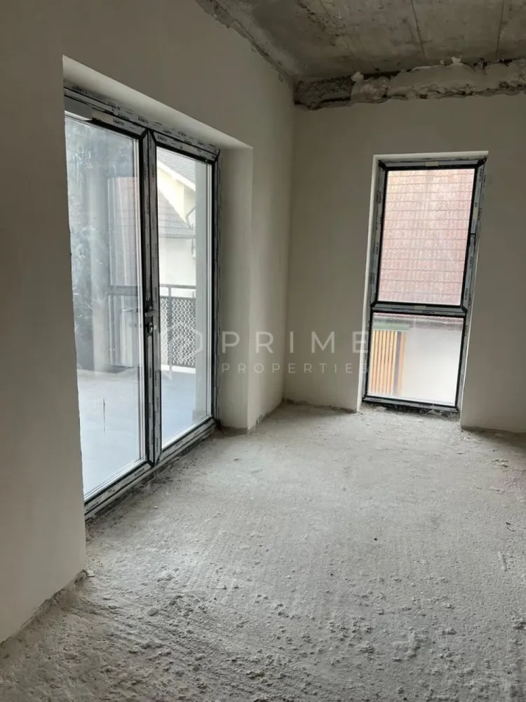 Spațiu de birouri premium de închiriat – 180 mp | Bd. Gheorghe Doja - Disponibil spre închiriere spațiu de birouri de 180 mp, situat la etajul 1 al unei clădiri noi, pe Bulevardul Gheorghe Doja, într-o zonă cu acces excelent și vizibilitate urbană foarte bună.

Spațiul este preponderent open space, oferind flexibilitate maximă pentru amenajare, și include o încăpere separată, baie proprie și terasă, un avantaj rar pentru un spațiu de birouri.

Se află la stadiul semifinisat, ceea ce permite compartimentarea și personalizarea completă în funcție de nevoile chiriașului – ideal pentru companii care își doresc un birou adaptat propriului mod de lucru.

Caracteristici:
-suprafață totală: 183 mp
-etaj 1
-open space generos
-o încăpere separată
-baie proprie
-terasă
-clădire nouă, standarde moderne
-compartimentare flexibilă, la cererea clientului

Potrivit pentru sediu firmă, servicii, call center, arhitectură, design, consultanță sau hub creativ.

📞 Pentru detalii suplimentare și vizionare, te invit să mă contactezi.