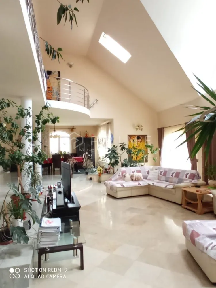 Reședință de lux cu potențial comercial –zonă Băi, Sângeorgiu de Mureș - Proprietate premium de vânzare – Sângeorgiu de Mureș, zona Băilor
Reședință de lux cu potențial rezidențial și comercial

Vă propunem spre vânzare o proprietate exclusivistă, situată în Sângeorgiu de Mureș, în apropierea Băilor, amplasată pe un teren generos de 1.500 mp. Proprietatea se remarcă prin suprafețele ample, finisajele de lux și versatilitatea funcțională, fiind potrivită atât ca locuință privată, cât și pentru activități comerciale sau instituționale.

Suprafață utilă casa : 386 mp
Teren: 1.500 mp
Preț: 410.000 €

Compartimentare și spații interioare:
Living spectaculos pe două niveluri
5 dormitoare
4 băi
Birou separat
Bucătărie spațioasă
Mansardă izolată (neamenajată – potențial de extindere)

Finisaje și dotări premium:
Pardoseli din lemn masiv la etaj
Pardoseli din marmură la parter
Construcție solidă, materiale de calitate superioară
Spații largi, luminoase, cu compartimentare eficientă

Anexe și facilități exterioare:
3 garaje
Curte amenajată + livadă
Construcție separată, complet funcțională, cu:
Bucătărie
Camere
Baie
Spații de cazare / birouri
Parcare pentru aproximativ 10 autoturisme

Avantaje competitive:
Proprietate rară, cu teren generos
Locație excelentă, cunoscută pentru liniște și aer curat
Potențial dublu: rezidențial + comercial
Ideală pentru clinică medicală, centru de recuperare, sediu de firmă, birouri, pensiune boutique sau reședință multifamilială

Potrivită pentru:
Familii care își doresc o locuință amplă și elegantă
Investitori interesați de conversie comercială
Activități medicale, wellness, birouri sau servicii premium

 Pentru detalii suplimentare, documentație sau programarea unei vizionări, vă invităm să ne contactați! 
Pentru clienții cumpărători, comisionul este 0%.
La Prime Properties, fiecare tranzacție înseamnă mai mult decât o simplă achiziție – este un proces complet, în care colaborăm cu cei mai buni profesioniști: notari, avocați, designeri, arhitecți, evaluatori, specialiști în certificate energetice, consultanți de credite imobiliare.
Astfel, atunci când alegi o proprietate prin noi, primești la pachet și siguranță, transparență și servicii impecabile pe tot parcursul drumului tău către casa ideală.
Ne dedicăm 100% fiecărui client, iar asta se reflectă în rezultate și în încrederea pe care o primim înapoi prin recomandările lor.
Proprietatea aceasta nu se potrivește exact nevoilor tale?
Lasă-ne să îți găsim alternativa potrivită. Agentul nostru îți va oferi soluții avantajoase și adaptate stilului tău de viață.
📞 Contactează-ne astăzi. Până acum nu am dezamăgit niciun client – și nu vom începe cu tine.