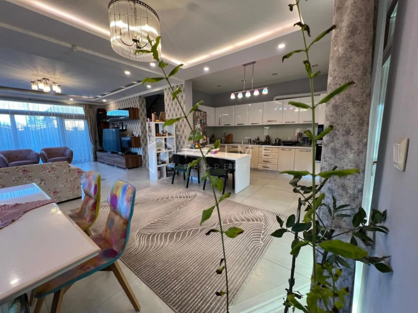 Vilă individuală premium | 730 mp teren | 4 dormitoare | Garaj - Descoperă o proprietate individuală care îmbină arhitectura mediteraneană, eleganța, funcționalitatea și tehnologia modernă – o casă construită pentru confort pe termen lung, amplasată pe un teren generos de 730 mp, în Târgu Mureș, zona Remetea, cu deschidere de 30 m, oferind intimitate, lumină naturală și un front impresionant.

Detalii proprietate: Amprentă la sol: 160 mp, Suprafață construită: 350 mp, Suprafață utilă: 220 mp, Subsol parțial: 50 mp, Curte amenajată 570 mp.
Compartimentare Parter: Living generos open-space cu bucătăria, Birou (ideal pentru work from home), Baie, Terasă generoasă care oferă un cadru perfect pentru momentele de relaxare alături de familie și prieteni.
Compartimentare Etaj: 4 camere luminoase, 2 băi, dressing.

Materiale, dotări & beneficii premium: Structură solidă din cadre de beton, structură subsol din diafragme de beton armat, cărămidă Porotherm 30, izolație cu vată bazaltică – eficiență termică superioară, Tâmplărie Salamander cu 3 camere și grosime de 9,5 cm care izolează atât termic cât și fonic, uși interioare Porta Doors, finisaje cu travertin, sistem de supraveghere video, fântână proprie, sistem de irigație automatizat.
Garaj pentru 1 mașină, cu acces direct în casă. Parcare acoperită în curte.
Poartă cu deschidere automată prin telecomandă.

Se vinde mobilată, fără electrocasnice și stația de încărcare electrică auto.

Această proprietate este ideală pentru o familie care caută spațiu, confort și siguranță, într-o locuință solid construită, cu atenție la detalii și materiale de calitate.

Dacă îți dorești o casă care oferă atât funcționalitate, cât și rafinament, aceasta poate fi alegerea potrivită.

Pentru detalii suplimentare și programarea unei vizionări, vă invităm să ne contactați.