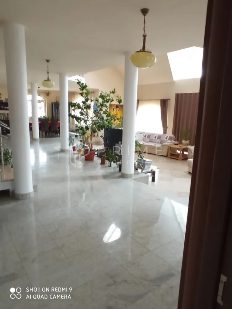 Reședință de lux cu potențial comercial –zonă Băi, Sângeorgiu de Mureș - Proprietate premium de vânzare – Sângeorgiu de Mureș, zona Băilor
Reședință de lux cu potențial rezidențial și comercial

Vă propunem spre vânzare o proprietate exclusivistă, situată în Sângeorgiu de Mureș, în apropierea Băilor, amplasată pe un teren generos de 1.500 mp. Proprietatea se remarcă prin suprafețele ample, finisajele de lux și versatilitatea funcțională, fiind potrivită atât ca locuință privată, cât și pentru activități comerciale sau instituționale.

Suprafață utilă casa : 386 mp
Teren: 1.500 mp
Preț: 410.000 €

Compartimentare și spații interioare:
Living spectaculos pe două niveluri
5 dormitoare
4 băi
Birou separat
Bucătărie spațioasă
Mansardă izolată (neamenajată – potențial de extindere)

Finisaje și dotări premium:
Pardoseli din lemn masiv la etaj
Pardoseli din marmură la parter
Construcție solidă, materiale de calitate superioară
Spații largi, luminoase, cu compartimentare eficientă

Anexe și facilități exterioare:
3 garaje
Curte amenajată + livadă
Construcție separată, complet funcțională, cu:
Bucătărie
Camere
Baie
Spații de cazare / birouri
Parcare pentru aproximativ 10 autoturisme

Avantaje competitive:
Proprietate rară, cu teren generos
Locație excelentă, cunoscută pentru liniște și aer curat
Potențial dublu: rezidențial + comercial
Ideală pentru clinică medicală, centru de recuperare, sediu de firmă, birouri, pensiune boutique sau reședință multifamilială

Potrivită pentru:
Familii care își doresc o locuință amplă și elegantă
Investitori interesați de conversie comercială
Activități medicale, wellness, birouri sau servicii premium

 Pentru detalii suplimentare, documentație sau programarea unei vizionări, vă invităm să ne contactați! 
Pentru clienții cumpărători, comisionul este 0%.
La Prime Properties, fiecare tranzacție înseamnă mai mult decât o simplă achiziție – este un proces complet, în care colaborăm cu cei mai buni profesioniști: notari, avocați, designeri, arhitecți, evaluatori, specialiști în certificate energetice, consultanți de credite imobiliare.
Astfel, atunci când alegi o proprietate prin noi, primești la pachet și siguranță, transparență și servicii impecabile pe tot parcursul drumului tău către casa ideală.
Ne dedicăm 100% fiecărui client, iar asta se reflectă în rezultate și în încrederea pe care o primim înapoi prin recomandările lor.
Proprietatea aceasta nu se potrivește exact nevoilor tale?
Lasă-ne să îți găsim alternativa potrivită. Agentul nostru îți va oferi soluții avantajoase și adaptate stilului tău de viață.
📞 Contactează-ne astăzi. Până acum nu am dezamăgit niciun client – și nu vom începe cu tine.