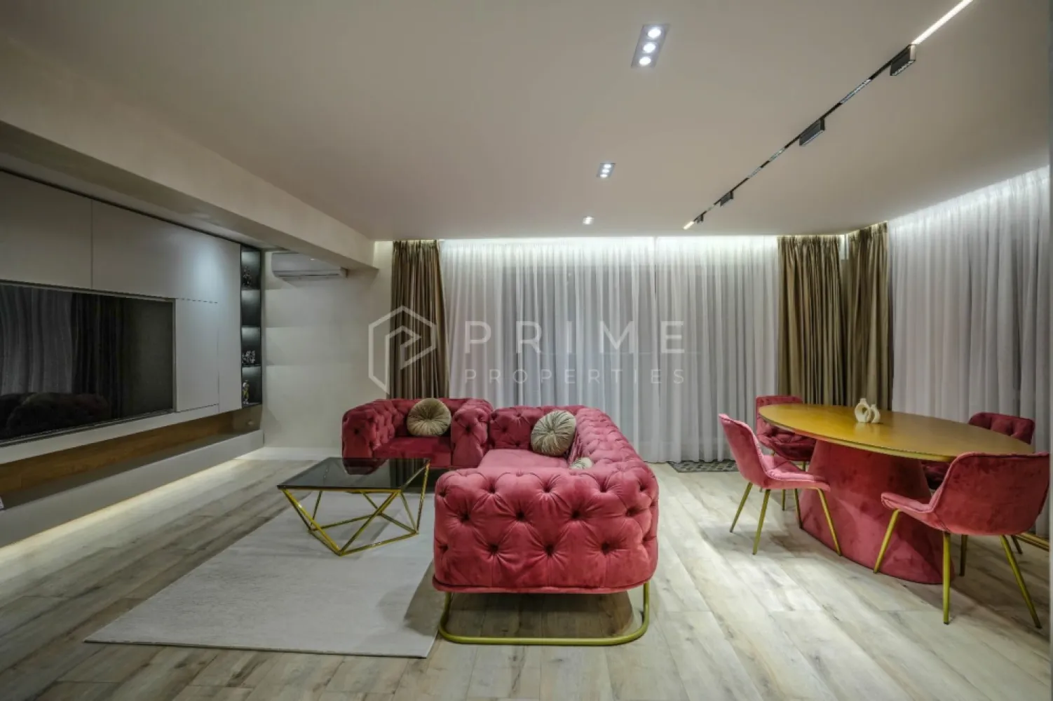 Penthouse exclusivist de vânzare | zona Unirii - Există proprietăți care îți oferă spațiu.
Și există proprietăți care îți oferă un stil de viață.

Acest penthouse face parte din cea de-a doua categorie.

Este situat în zona Unirii, într-un cartier exclusivist, și se adresează celor care apreciază discreția, confortul și standardele ridicate de locuire. Cu o suprafață totală de 193 mp (120 mp utili), locuința a fost concepută ca un refugiu urban modern, unde designul și funcționalitatea se îmbină natural.

Ziua începe într-un living amplu, scăldat în lumină naturală, unde zona de relaxare, diningul și bucătăria formează un spațiu fluid, deschis, perfect pentru momentele petrecute acasă sau pentru seri cu prietenii. Mobilierul premium Oxford, iluminatul ambiental și perdelele automatizate creează o atmosferă calmă, elegantă, ușor sofisticată.

Zona de noapte oferă două universuri distincte:
Dormitorul matrimonial este un refugiu privat, cu baie proprie și dressing, definit de finisaje cu efect de stâncă, care aduc un aer natural, puternic și rafinat.
Cel de-al doilea dormitor surprinde printr-un accent artistic cu efect lunar, un spațiu ideal pentru oaspeți, birou sau cameră personală cu identitate proprie.

Cele două băi, finisate cu vopsele decorative premium, completează experiența de confort și estetică, fiecare detaliu fiind ales pentru a transmite calitate și echilibru.

Punctul central al proprietății rămâne însă terasa spectaculoasă – un spațiu generos, destinat relaxării și socializării, dotat cu pergolă bioclimatică și zonă de grătar. Un loc unde diminețile sunt liniștite, iar serile se transformă în momente memorabile, indiferent de sezon.

Încălzirea prin pardoseală, designul unitar și finisajele atent selecționate definesc o locuință completă, gata de mutare. Penthouse-ul se vinde integral mobilat și utilat, exact așa cum este prezentat.

Proprietatea include garaj subteran și boxă de depozitare.

Un penthouse rar, destinat celor care nu caută doar un apartament, ci un loc care reflectă cine sunt și cum aleg să trăiască.

La Prime Properties, fiecare tranzacție înseamnă mai mult decât o simplă achiziție – este un proces complet, în care colaborăm cu cei mai buni profesioniști: notari, avocați, designeri, arhitecți, evaluatori, specialiști în certificate energetice, consultanți de credite imobiliare.
Astfel, atunci când alegi o proprietate prin noi, primești la pachet și siguranță, transparență și servicii impecabile pe tot parcursul drumului tău către casa ideală.

Ne dedicăm 100% fiecărui client, iar asta se reflectă în rezultate și în încrederea pe care o primim înapoi prin recomandările lor.
Proprietatea aceasta nu se potrivește exact nevoilor tale?

Lasă-ne să îți găsim alternativa potrivită. Agentul nostru îți va oferi soluții avantajoase și adaptate stilului tău de viață.
📞 Contactează-ne astăzi. Până acum nu am dezamăgit niciun client – și nu vom începe cu tine.
Comision 0% pentru cumpărători