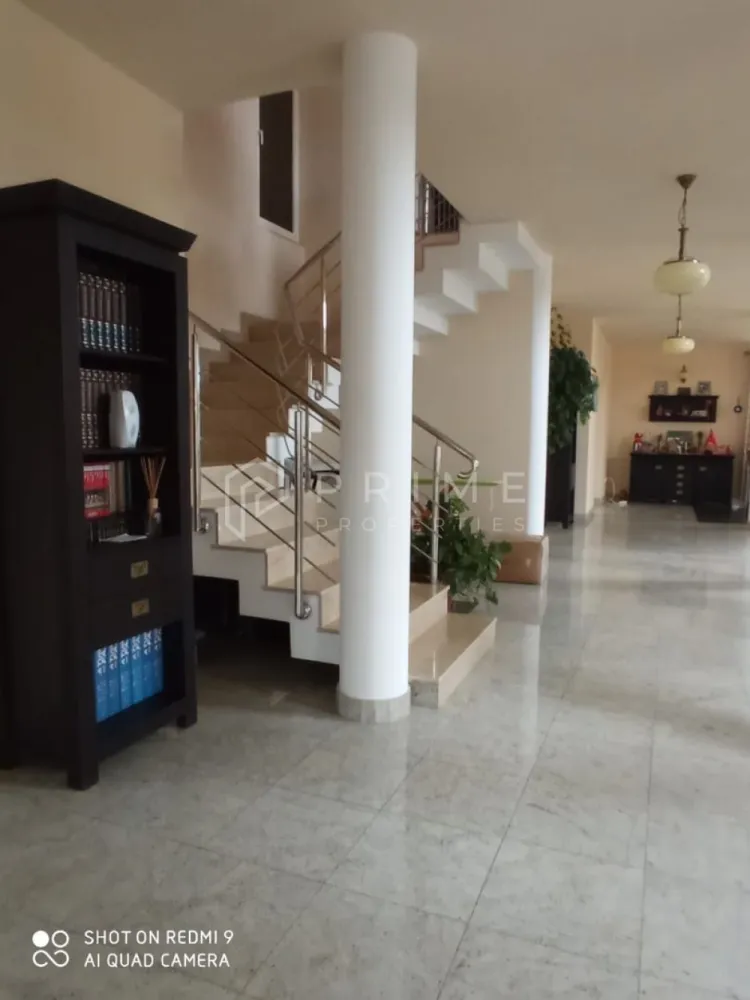 Reședință de lux cu potențial comercial –zonă Băi, Sângeorgiu de Mureș - Proprietate premium de vânzare – Sângeorgiu de Mureș, zona Băilor
Reședință de lux cu potențial rezidențial și comercial

Vă propunem spre vânzare o proprietate exclusivistă, situată în Sângeorgiu de Mureș, în apropierea Băilor, amplasată pe un teren generos de 1.500 mp. Proprietatea se remarcă prin suprafețele ample, finisajele de lux și versatilitatea funcțională, fiind potrivită atât ca locuință privată, cât și pentru activități comerciale sau instituționale.

Suprafață utilă casa : 386 mp
Teren: 1.500 mp
Preț: 410.000 €

Compartimentare și spații interioare:
Living spectaculos pe două niveluri
5 dormitoare
4 băi
Birou separat
Bucătărie spațioasă
Mansardă izolată (neamenajată – potențial de extindere)

Finisaje și dotări premium:
Pardoseli din lemn masiv la etaj
Pardoseli din marmură la parter
Construcție solidă, materiale de calitate superioară
Spații largi, luminoase, cu compartimentare eficientă

Anexe și facilități exterioare:
3 garaje
Curte amenajată + livadă
Construcție separată, complet funcțională, cu:
Bucătărie
Camere
Baie
Spații de cazare / birouri
Parcare pentru aproximativ 10 autoturisme

Avantaje competitive:
Proprietate rară, cu teren generos
Locație excelentă, cunoscută pentru liniște și aer curat
Potențial dublu: rezidențial + comercial
Ideală pentru clinică medicală, centru de recuperare, sediu de firmă, birouri, pensiune boutique sau reședință multifamilială

Potrivită pentru:
Familii care își doresc o locuință amplă și elegantă
Investitori interesați de conversie comercială
Activități medicale, wellness, birouri sau servicii premium

 Pentru detalii suplimentare, documentație sau programarea unei vizionări, vă invităm să ne contactați! 
Pentru clienții cumpărători, comisionul este 0%.
La Prime Properties, fiecare tranzacție înseamnă mai mult decât o simplă achiziție – este un proces complet, în care colaborăm cu cei mai buni profesioniști: notari, avocați, designeri, arhitecți, evaluatori, specialiști în certificate energetice, consultanți de credite imobiliare.
Astfel, atunci când alegi o proprietate prin noi, primești la pachet și siguranță, transparență și servicii impecabile pe tot parcursul drumului tău către casa ideală.
Ne dedicăm 100% fiecărui client, iar asta se reflectă în rezultate și în încrederea pe care o primim înapoi prin recomandările lor.
Proprietatea aceasta nu se potrivește exact nevoilor tale?
Lasă-ne să îți găsim alternativa potrivită. Agentul nostru îți va oferi soluții avantajoase și adaptate stilului tău de viață.
📞 Contactează-ne astăzi. Până acum nu am dezamăgit niciun client – și nu vom începe cu tine.
