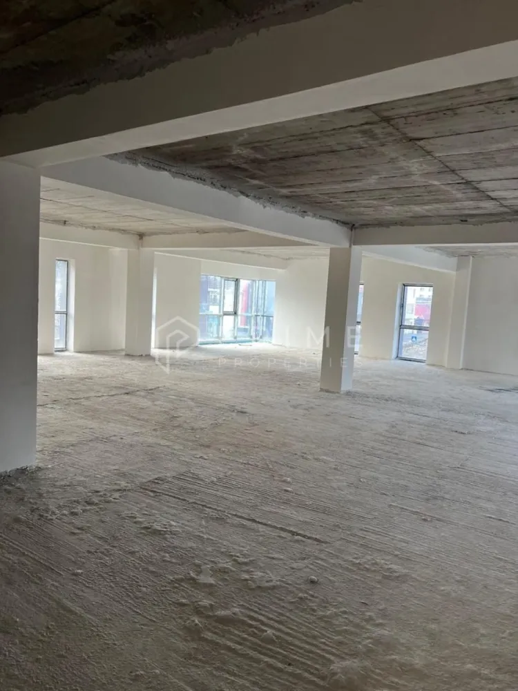 Spațiu de birouri premium de închiriat – 180 mp | Bd. Gheorghe Doja - Disponibil spre închiriere spațiu de birouri de 180 mp, situat la etajul 1 al unei clădiri noi, pe Bulevardul Gheorghe Doja, într-o zonă cu acces excelent și vizibilitate urbană foarte bună.

Spațiul este preponderent open space, oferind flexibilitate maximă pentru amenajare, și include o încăpere separată, baie proprie și terasă, un avantaj rar pentru un spațiu de birouri.

Se află la stadiul semifinisat, ceea ce permite compartimentarea și personalizarea completă în funcție de nevoile chiriașului – ideal pentru companii care își doresc un birou adaptat propriului mod de lucru.

Caracteristici:
-suprafață totală: 183 mp
-etaj 1
-open space generos
-o încăpere separată
-baie proprie
-terasă
-clădire nouă, standarde moderne
-compartimentare flexibilă, la cererea clientului

Potrivit pentru sediu firmă, servicii, call center, arhitectură, design, consultanță sau hub creativ.

📞 Pentru detalii suplimentare și vizionare, te invit să mă contactezi.