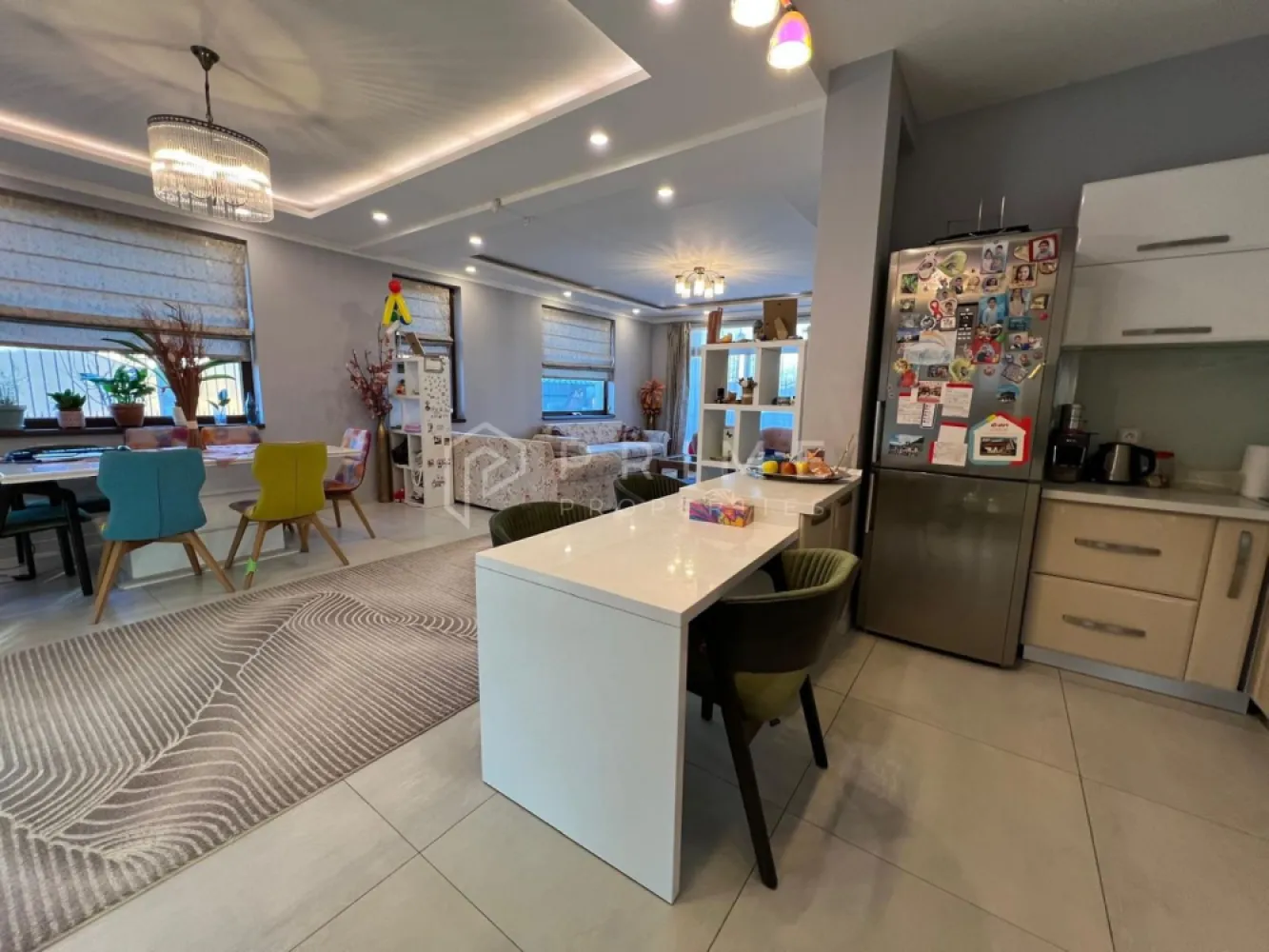 Vilă individuală premium | 730 mp teren | 4 dormitoare | Garaj - Descoperă o proprietate individuală care îmbină arhitectura mediteraneană, eleganța, funcționalitatea și tehnologia modernă – o casă construită pentru confort pe termen lung, amplasată pe un teren generos de 730 mp, în Târgu Mureș, zona Remetea, cu deschidere de 30 m, oferind intimitate, lumină naturală și un front impresionant.

Detalii proprietate: Amprentă la sol: 160 mp, Suprafață construită: 350 mp, Suprafață utilă: 220 mp, Subsol parțial: 50 mp, Curte amenajată 570 mp.
Compartimentare Parter: Living generos open-space cu bucătăria, Birou (ideal pentru work from home), Baie, Terasă generoasă care oferă un cadru perfect pentru momentele de relaxare alături de familie și prieteni.
Compartimentare Etaj: 4 camere luminoase, 2 băi, dressing.

Materiale, dotări & beneficii premium: Structură solidă din cadre de beton, structură subsol din diafragme de beton armat, cărămidă Porotherm 30, izolație cu vată bazaltică – eficiență termică superioară, Tâmplărie Salamander cu 3 camere și grosime de 9,5 cm care izolează atât termic cât și fonic, uși interioare Porta Doors, finisaje cu travertin, sistem de supraveghere video, fântână proprie, sistem de irigație automatizat.
Garaj pentru 1 mașină, cu acces direct în casă. Parcare acoperită în curte.
Poartă cu deschidere automată prin telecomandă.

Se vinde mobilată, fără electrocasnice și stația de încărcare electrică auto.

Această proprietate este ideală pentru o familie care caută spațiu, confort și siguranță, într-o locuință solid construită, cu atenție la detalii și materiale de calitate.

Dacă îți dorești o casă care oferă atât funcționalitate, cât și rafinament, aceasta poate fi alegerea potrivită.

Pentru detalii suplimentare și programarea unei vizionări, vă invităm să ne contactați.