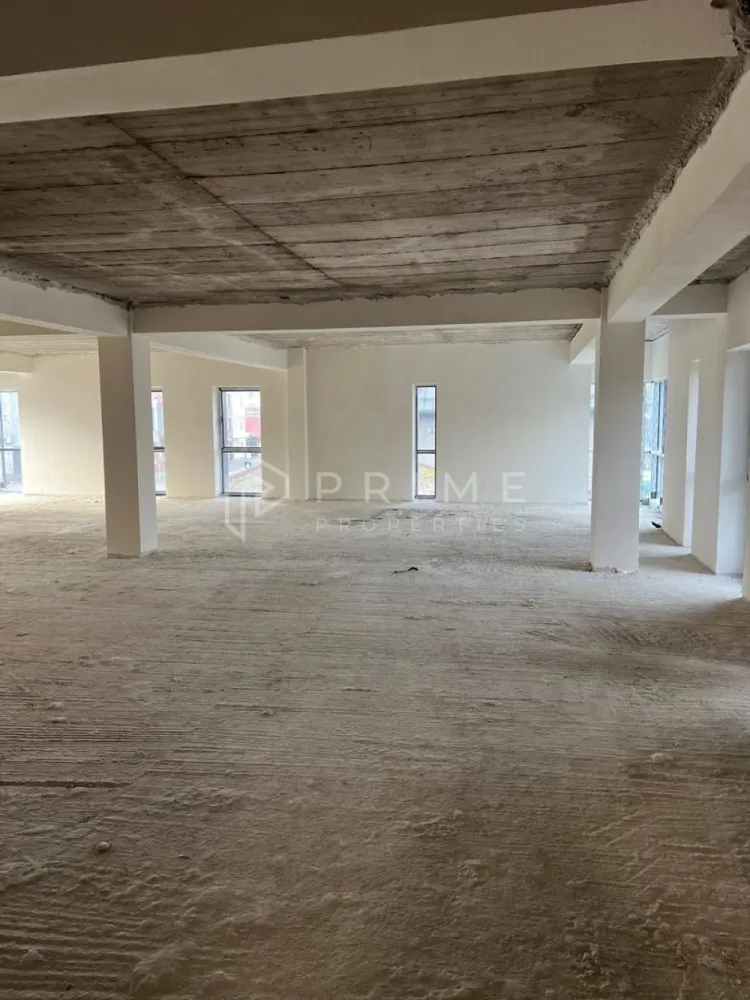 Spațiu de birouri premium de închiriat – 180 mp | Bd. Gheorghe Doja - Disponibil spre închiriere spațiu de birouri de 180 mp, situat la etajul 1 al unei clădiri noi, pe Bulevardul Gheorghe Doja, într-o zonă cu acces excelent și vizibilitate urbană foarte bună.

Spațiul este preponderent open space, oferind flexibilitate maximă pentru amenajare, și include o încăpere separată, baie proprie și terasă, un avantaj rar pentru un spațiu de birouri.

Se află la stadiul semifinisat, ceea ce permite compartimentarea și personalizarea completă în funcție de nevoile chiriașului – ideal pentru companii care își doresc un birou adaptat propriului mod de lucru.

Caracteristici:
-suprafață totală: 183 mp
-etaj 1
-open space generos
-o încăpere separată
-baie proprie
-terasă
-clădire nouă, standarde moderne
-compartimentare flexibilă, la cererea clientului

Potrivit pentru sediu firmă, servicii, call center, arhitectură, design, consultanță sau hub creativ.

📞 Pentru detalii suplimentare și vizionare, te invit să mă contactezi.