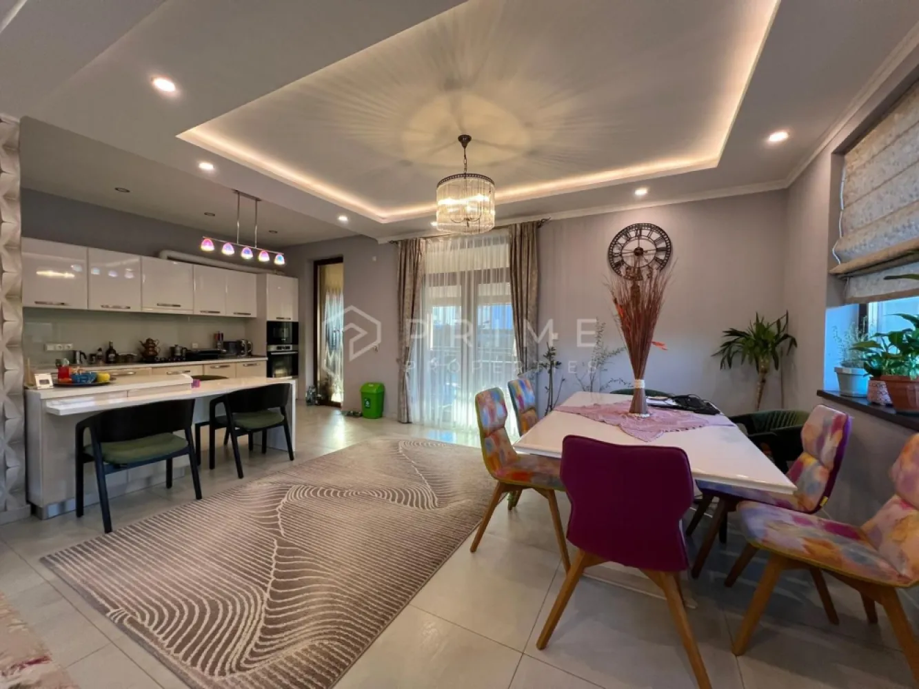 Vilă individuală premium | 730 mp teren | 4 dormitoare | Garaj - Descoperă o proprietate individuală care îmbină arhitectura mediteraneană, eleganța, funcționalitatea și tehnologia modernă – o casă construită pentru confort pe termen lung, amplasată pe un teren generos de 730 mp, în Târgu Mureș, zona Remetea, cu deschidere de 30 m, oferind intimitate, lumină naturală și un front impresionant.

Detalii proprietate: Amprentă la sol: 160 mp, Suprafață construită: 350 mp, Suprafață utilă: 220 mp, Subsol parțial: 50 mp, Curte amenajată 570 mp.
Compartimentare Parter: Living generos open-space cu bucătăria, Birou (ideal pentru work from home), Baie, Terasă generoasă care oferă un cadru perfect pentru momentele de relaxare alături de familie și prieteni.
Compartimentare Etaj: 4 camere luminoase, 2 băi, dressing.

Materiale, dotări & beneficii premium: Structură solidă din cadre de beton, structură subsol din diafragme de beton armat, cărămidă Porotherm 30, izolație cu vată bazaltică – eficiență termică superioară, Tâmplărie Salamander cu 3 camere și grosime de 9,5 cm care izolează atât termic cât și fonic, uși interioare Porta Doors, finisaje cu travertin, sistem de supraveghere video, fântână proprie, sistem de irigație automatizat.
Garaj pentru 1 mașină, cu acces direct în casă. Parcare acoperită în curte.
Poartă cu deschidere automată prin telecomandă.

Se vinde mobilată, fără electrocasnice și stația de încărcare electrică auto.

Această proprietate este ideală pentru o familie care caută spațiu, confort și siguranță, într-o locuință solid construită, cu atenție la detalii și materiale de calitate.

Dacă îți dorești o casă care oferă atât funcționalitate, cât și rafinament, aceasta poate fi alegerea potrivită.

Pentru detalii suplimentare și programarea unei vizionări, vă invităm să ne contactați.
