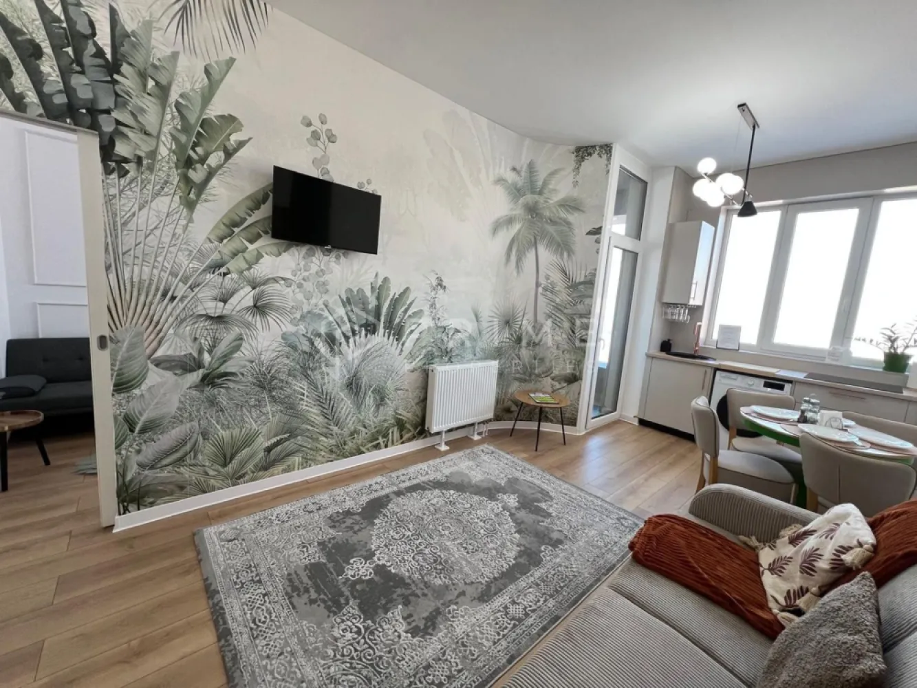 Studio premium transformat în 2 camere | Concept 9 | Vedere panoramică - Descoperă un apartament cu adevărat special, situat la etajul 9 al complexului Concept 9, unul dintre cele mai căutate ansambluri rezidențiale din Târgu Mureș, chiar lângă Shopping City.

Cu o suprafață de 41 mp, acest studio a fost transformat inteligent într-un apartament cu 2 camere, dormitorul fiind separat, oferind intimitate și funcționalitate. Este singurul apartament de dimensiuni mici din complex cu această orientare, beneficiind de o priveliște superbă asupra orașului, care îți taie respirația atât ziua, cât și seara.

Apartamentul este finisat cochet, cu un design modern și armonios, și se vinde complet mobilat și utilat, gata de mutare. Zona de zi este open-space, cu living și bucătărie, iar spațiile de depozitare sunt eficient gândite, inclusiv un dulap încorporat pe hol. Un plus major al acestui apartament este înălțimea generoasă a pereților, de 3,10 m, care oferă o senzație de spațiu, lumină și aerisire, amplificând confortul și eleganța locuinței.

Etaj 9 – lumină naturală și vedere panoramică.
Dormitor separat.
Mobilat & utilat complet.
Loc de parcare inclus în preț.
Ideal pentru o persoană sau un cuplu.
Potrivit atât pentru locuire, cât și pentru investiție.

Preț: 115.000 €.

Un apartament rar, într-o locație premium, care îmbină confortul, priveliștea și funcționalitatea.

Pentru clienții cumpărători, comisionul este 0%.
La Prime Properties, fiecare tranzacție înseamnă mai mult decât o simplă achiziție – este un proces complet, în care colaborăm cu cei mai buni profesioniști: notari, avocați, designeri, arhitecți, evaluatori, specialiști în certificate energetice, consultanți de credite imobiliare.
Astfel, atunci când alegi o proprietate prin noi, primești la pachet și siguranță, transparență și servicii impecabile pe tot parcursul drumului tău către casa ideală.
Ne dedicăm 100% fiecărui client, iar asta se reflectă în rezultate și în încrederea pe care o primim înapoi prin recomandările lor.
Proprietatea aceasta nu se potrivește exact nevoilor tale?
Lasă-ne să îți găsim alternativa potrivită. Agentul nostru îți va oferi soluții avantajoase și adaptate stilului tău de viață.
📞 Contactează-ne astăzi. Până acum nu am dezamăgit niciun client – și nu vom începe cu tine.
