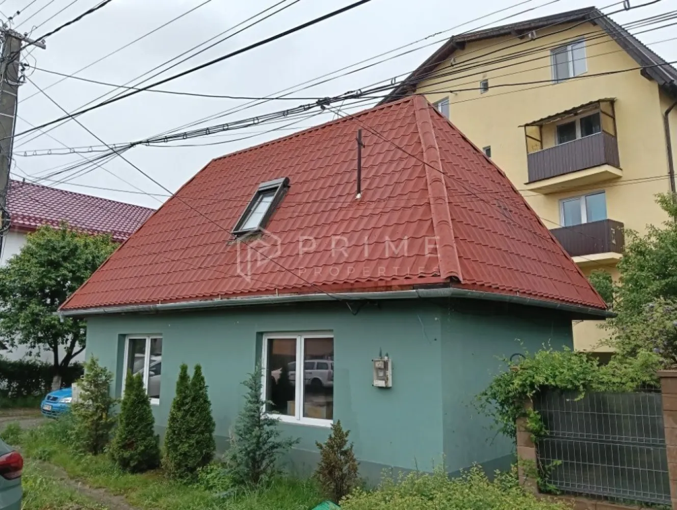 Casă renovată 2025, teren și curte comună – Sângeorgiu de Mureș - Vând sau schimb imobil P+M în Sângeorgiu de Mureș, zona Deal, situat într-o curte comună liniștită, cu cota parte de teren aferentă, împărțită cu blocul din apropiere.

Casa este compusă din 3 camere, bucătărie și baie, fiind imediat ocupabilă. La parter se află o cameră, bucătăria cu loc de servit masa și baia cu duș, iar la mansardă sunt 2 dormitoare și hol.

Imobilul este izolat termic și renovat în 2025, oferind confort și eficiență energetică.

Se acceptă și schimb cu apartament, plus diferență.

O oportunitate unică pentru cei care locuiesc la bloc și au visat mereu la propria casă.

La Prime Properties, fiecare tranzacție înseamnă mai mult decât o simplă achiziție – este un proces complet, în care colaborăm cu cei mai buni profesioniști: notari, avocați, designeri, arhitecți, evaluatori, specialiști în certificate energetice, consultanți de credite imobiliare.
Astfel, atunci când alegi o proprietate prin noi, primești la pachet și siguranță, transparență și servicii impecabile pe tot parcursul drumului tău către casa ideală.

Ne dedicăm 100% fiecărui client, iar asta se reflectă în rezultate și în încrederea pe care o primim înapoi prin recomandările lor.
Proprietatea aceasta nu se potrivește exact nevoilor tale?

Lasă-ne să îți găsim alternativa potrivită. Agentul nostru îți va oferi soluții avantajoase și adaptate stilului tău de viață.
📞 Contactează-ne astăzi. Până acum nu am dezamăgit niciun client – și nu vom începe cu tine.
Comision 0% pentru cumpărători