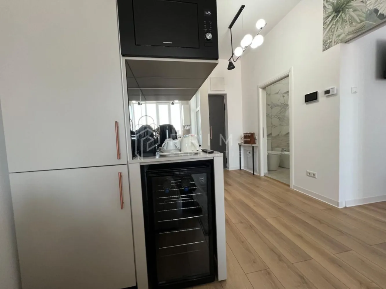 Studio premium transformat în 2 camere | Concept 9 | Vedere panoramică - Descoperă un apartament cu adevărat special, situat la etajul 9 al complexului Concept 9, unul dintre cele mai căutate ansambluri rezidențiale din Târgu Mureș, chiar lângă Shopping City.

Cu o suprafață de 41 mp, acest studio a fost transformat inteligent într-un apartament cu 2 camere, dormitorul fiind separat, oferind intimitate și funcționalitate. Este singurul apartament de dimensiuni mici din complex cu această orientare, beneficiind de o priveliște superbă asupra orașului, care îți taie respirația atât ziua, cât și seara.

Apartamentul este finisat cochet, cu un design modern și armonios, și se vinde complet mobilat și utilat, gata de mutare. Zona de zi este open-space, cu living și bucătărie, iar spațiile de depozitare sunt eficient gândite, inclusiv un dulap încorporat pe hol. Un plus major al acestui apartament este înălțimea generoasă a pereților, de 3,10 m, care oferă o senzație de spațiu, lumină și aerisire, amplificând confortul și eleganța locuinței.

Etaj 9 – lumină naturală și vedere panoramică.
Dormitor separat.
Mobilat & utilat complet.
Loc de parcare inclus în preț.
Ideal pentru o persoană sau un cuplu.
Potrivit atât pentru locuire, cât și pentru investiție.

Preț: 115.000 €.

Un apartament rar, într-o locație premium, care îmbină confortul, priveliștea și funcționalitatea.

Pentru clienții cumpărători, comisionul este 0%.
La Prime Properties, fiecare tranzacție înseamnă mai mult decât o simplă achiziție – este un proces complet, în care colaborăm cu cei mai buni profesioniști: notari, avocați, designeri, arhitecți, evaluatori, specialiști în certificate energetice, consultanți de credite imobiliare.
Astfel, atunci când alegi o proprietate prin noi, primești la pachet și siguranță, transparență și servicii impecabile pe tot parcursul drumului tău către casa ideală.
Ne dedicăm 100% fiecărui client, iar asta se reflectă în rezultate și în încrederea pe care o primim înapoi prin recomandările lor.
Proprietatea aceasta nu se potrivește exact nevoilor tale?
Lasă-ne să îți găsim alternativa potrivită. Agentul nostru îți va oferi soluții avantajoase și adaptate stilului tău de viață.
📞 Contactează-ne astăzi. Până acum nu am dezamăgit niciun client – și nu vom începe cu tine.
