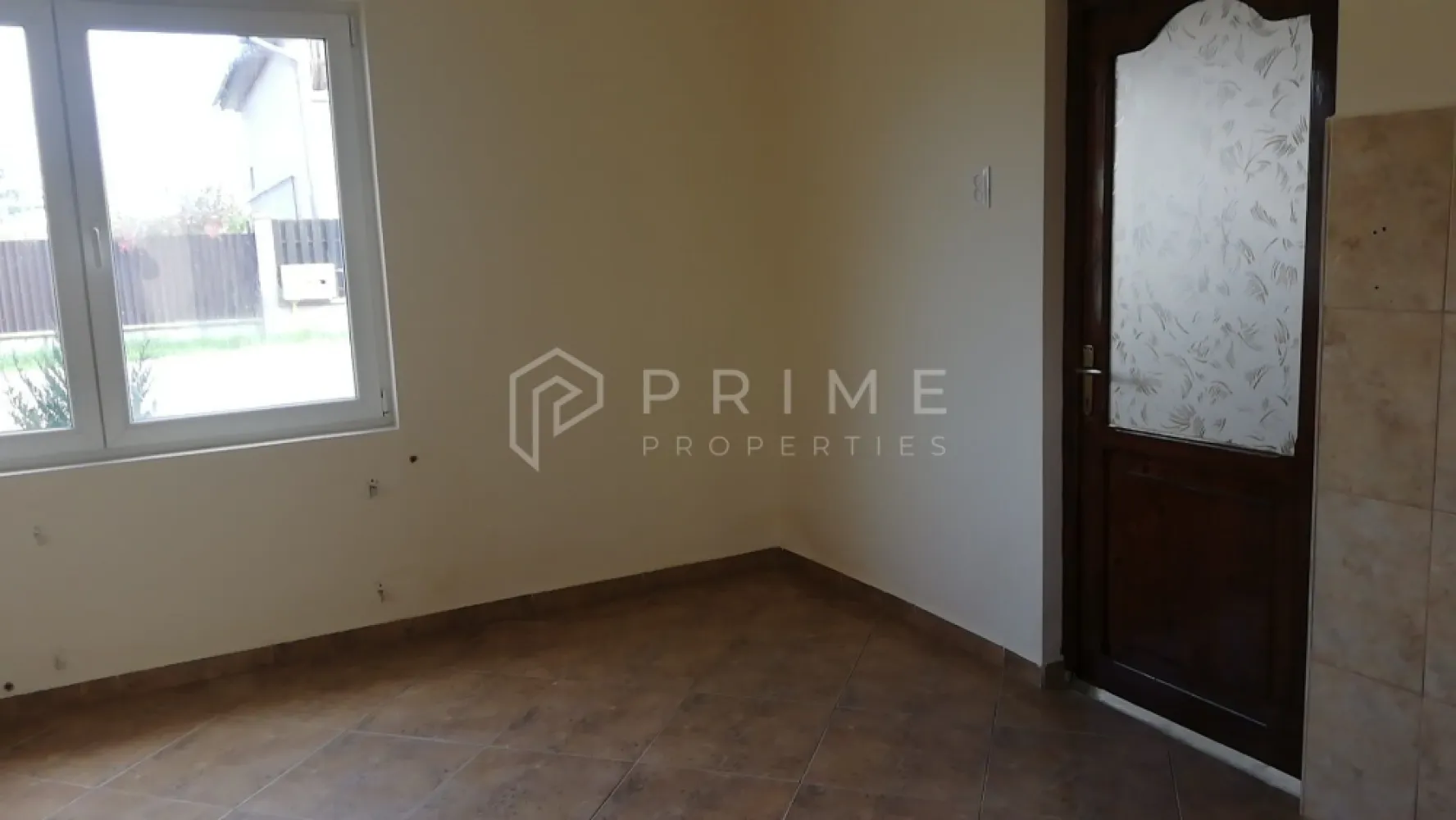 Casă renovată 2025, teren și curte comună – Sângeorgiu de Mureș - Vând sau schimb imobil P+M în Sângeorgiu de Mureș, zona Deal, situat într-o curte comună liniștită, cu cota parte de teren aferentă, împărțită cu blocul din apropiere.

Casa este compusă din 3 camere, bucătărie și baie, fiind imediat ocupabilă. La parter se află o cameră, bucătăria cu loc de servit masa și baia cu duș, iar la mansardă sunt 2 dormitoare și hol.

Imobilul este izolat termic și renovat în 2025, oferind confort și eficiență energetică.

Se acceptă și schimb cu apartament, plus diferență.

O oportunitate unică pentru cei care locuiesc la bloc și au visat mereu la propria casă.

La Prime Properties, fiecare tranzacție înseamnă mai mult decât o simplă achiziție – este un proces complet, în care colaborăm cu cei mai buni profesioniști: notari, avocați, designeri, arhitecți, evaluatori, specialiști în certificate energetice, consultanți de credite imobiliare.
Astfel, atunci când alegi o proprietate prin noi, primești la pachet și siguranță, transparență și servicii impecabile pe tot parcursul drumului tău către casa ideală.

Ne dedicăm 100% fiecărui client, iar asta se reflectă în rezultate și în încrederea pe care o primim înapoi prin recomandările lor.
Proprietatea aceasta nu se potrivește exact nevoilor tale?

Lasă-ne să îți găsim alternativa potrivită. Agentul nostru îți va oferi soluții avantajoase și adaptate stilului tău de viață.
📞 Contactează-ne astăzi. Până acum nu am dezamăgit niciun client – și nu vom începe cu tine.
Comision 0% pentru cumpărători