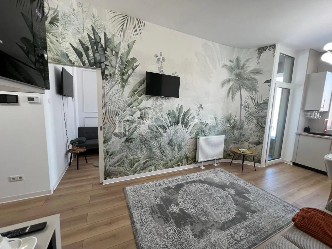 Studio premium transformat în 2 camere | Concept 9 | Vedere panoramică - Descoperă un apartament cu adevărat special, situat la etajul 9 al complexului Concept 9, unul dintre cele mai căutate ansambluri rezidențiale din Târgu Mureș, chiar lângă Shopping City.

Cu o suprafață de 41 mp, acest studio a fost transformat inteligent într-un apartament cu 2 camere, dormitorul fiind separat, oferind intimitate și funcționalitate. Este singurul apartament de dimensiuni mici din complex cu această orientare, beneficiind de o priveliște superbă asupra orașului, care îți taie respirația atât ziua, cât și seara.

Apartamentul este finisat cochet, cu un design modern și armonios, și se vinde complet mobilat și utilat, gata de mutare. Zona de zi este open-space, cu living și bucătărie, iar spațiile de depozitare sunt eficient gândite, inclusiv un dulap încorporat pe hol. Un plus major al acestui apartament este înălțimea generoasă a pereților, de 3,10 m, care oferă o senzație de spațiu, lumină și aerisire, amplificând confortul și eleganța locuinței.

Etaj 9 – lumină naturală și vedere panoramică.
Dormitor separat.
Mobilat & utilat complet.
Loc de parcare inclus în preț.
Ideal pentru o persoană sau un cuplu.
Potrivit atât pentru locuire, cât și pentru investiție.

Preț: 115.000 €.

Un apartament rar, într-o locație premium, care îmbină confortul, priveliștea și funcționalitatea.

Pentru clienții cumpărători, comisionul este 0%.
La Prime Properties, fiecare tranzacție înseamnă mai mult decât o simplă achiziție – este un proces complet, în care colaborăm cu cei mai buni profesioniști: notari, avocați, designeri, arhitecți, evaluatori, specialiști în certificate energetice, consultanți de credite imobiliare.
Astfel, atunci când alegi o proprietate prin noi, primești la pachet și siguranță, transparență și servicii impecabile pe tot parcursul drumului tău către casa ideală.
Ne dedicăm 100% fiecărui client, iar asta se reflectă în rezultate și în încrederea pe care o primim înapoi prin recomandările lor.
Proprietatea aceasta nu se potrivește exact nevoilor tale?
Lasă-ne să îți găsim alternativa potrivită. Agentul nostru îți va oferi soluții avantajoase și adaptate stilului tău de viață.
📞 Contactează-ne astăzi. Până acum nu am dezamăgit niciun client – și nu vom începe cu tine.