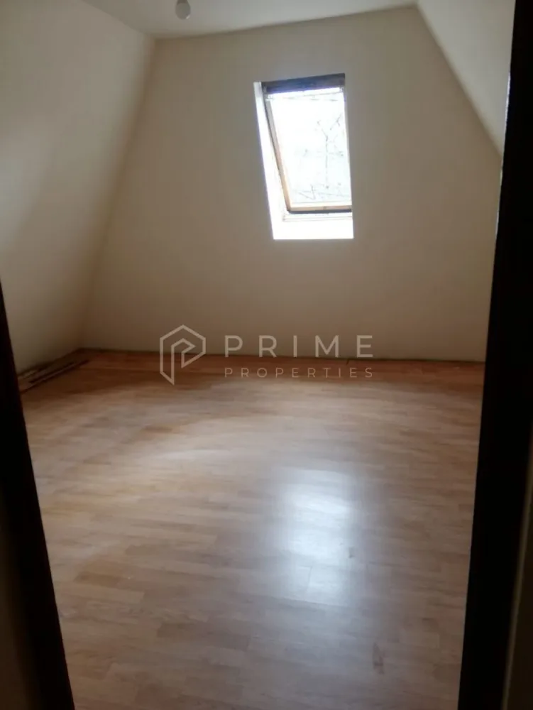 Casă renovată 2025, teren și curte comună – Sângeorgiu de Mureș - Vând sau schimb imobil P+M în Sângeorgiu de Mureș, zona Deal, situat într-o curte comună liniștită, cu cota parte de teren aferentă, împărțită cu blocul din apropiere.

Casa este compusă din 3 camere, bucătărie și baie, fiind imediat ocupabilă. La parter se află o cameră, bucătăria cu loc de servit masa și baia cu duș, iar la mansardă sunt 2 dormitoare și hol.

Imobilul este izolat termic și renovat în 2025, oferind confort și eficiență energetică.

Se acceptă și schimb cu apartament, plus diferență.

O oportunitate unică pentru cei care locuiesc la bloc și au visat mereu la propria casă.

La Prime Properties, fiecare tranzacție înseamnă mai mult decât o simplă achiziție – este un proces complet, în care colaborăm cu cei mai buni profesioniști: notari, avocați, designeri, arhitecți, evaluatori, specialiști în certificate energetice, consultanți de credite imobiliare.
Astfel, atunci când alegi o proprietate prin noi, primești la pachet și siguranță, transparență și servicii impecabile pe tot parcursul drumului tău către casa ideală.

Ne dedicăm 100% fiecărui client, iar asta se reflectă în rezultate și în încrederea pe care o primim înapoi prin recomandările lor.
Proprietatea aceasta nu se potrivește exact nevoilor tale?

Lasă-ne să îți găsim alternativa potrivită. Agentul nostru îți va oferi soluții avantajoase și adaptate stilului tău de viață.
📞 Contactează-ne astăzi. Până acum nu am dezamăgit niciun client – și nu vom începe cu tine.
Comision 0% pentru cumpărători