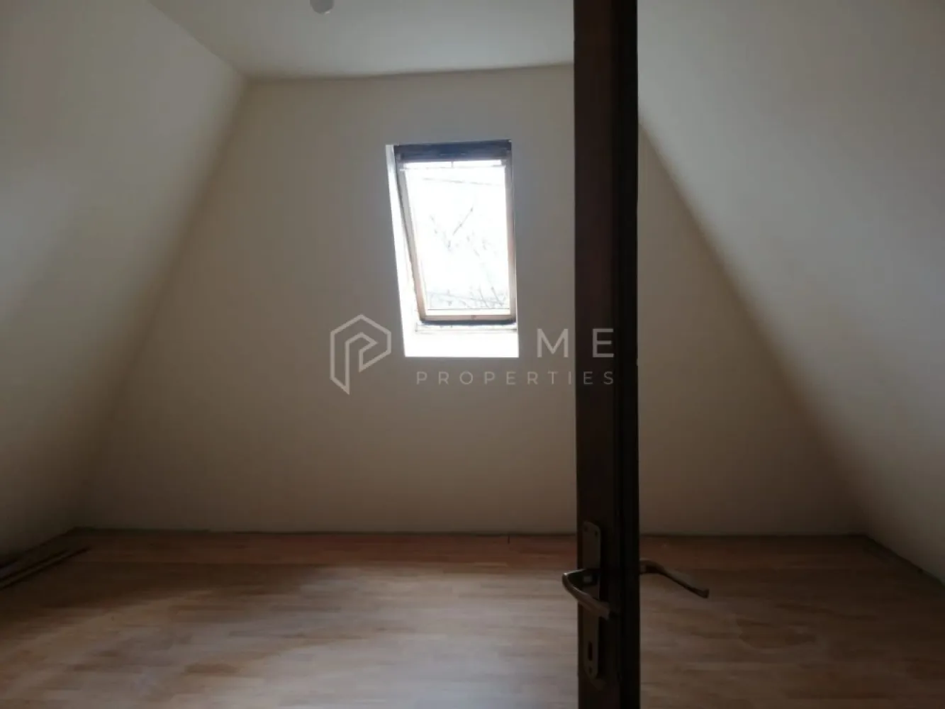 Casă renovată 2025, teren și curte comună – Sângeorgiu de Mureș - Vând sau schimb imobil P+M în Sângeorgiu de Mureș, zona Deal, situat într-o curte comună liniștită, cu cota parte de teren aferentă, împărțită cu blocul din apropiere.

Casa este compusă din 3 camere, bucătărie și baie, fiind imediat ocupabilă. La parter se află o cameră, bucătăria cu loc de servit masa și baia cu duș, iar la mansardă sunt 2 dormitoare și hol.

Imobilul este izolat termic și renovat în 2025, oferind confort și eficiență energetică.

Se acceptă și schimb cu apartament, plus diferență.

O oportunitate unică pentru cei care locuiesc la bloc și au visat mereu la propria casă.

La Prime Properties, fiecare tranzacție înseamnă mai mult decât o simplă achiziție – este un proces complet, în care colaborăm cu cei mai buni profesioniști: notari, avocați, designeri, arhitecți, evaluatori, specialiști în certificate energetice, consultanți de credite imobiliare.
Astfel, atunci când alegi o proprietate prin noi, primești la pachet și siguranță, transparență și servicii impecabile pe tot parcursul drumului tău către casa ideală.

Ne dedicăm 100% fiecărui client, iar asta se reflectă în rezultate și în încrederea pe care o primim înapoi prin recomandările lor.
Proprietatea aceasta nu se potrivește exact nevoilor tale?

Lasă-ne să îți găsim alternativa potrivită. Agentul nostru îți va oferi soluții avantajoase și adaptate stilului tău de viață.
📞 Contactează-ne astăzi. Până acum nu am dezamăgit niciun client – și nu vom începe cu tine.
Comision 0% pentru cumpărători