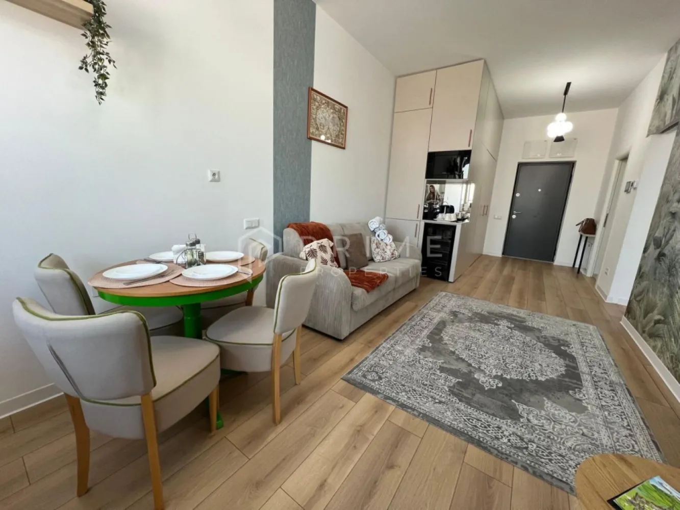Studio premium transformat în 2 camere | Concept 9 | Vedere panoramică - Descoperă un apartament cu adevărat special, situat la etajul 9 al complexului Concept 9, unul dintre cele mai căutate ansambluri rezidențiale din Târgu Mureș, chiar lângă Shopping City.

Cu o suprafață de 41 mp, acest studio a fost transformat inteligent într-un apartament cu 2 camere, dormitorul fiind separat, oferind intimitate și funcționalitate. Este singurul apartament de dimensiuni mici din complex cu această orientare, beneficiind de o priveliște superbă asupra orașului, care îți taie respirația atât ziua, cât și seara.

Apartamentul este finisat cochet, cu un design modern și armonios, și se vinde complet mobilat și utilat, gata de mutare. Zona de zi este open-space, cu living și bucătărie, iar spațiile de depozitare sunt eficient gândite, inclusiv un dulap încorporat pe hol. Un plus major al acestui apartament este înălțimea generoasă a pereților, de 3,10 m, care oferă o senzație de spațiu, lumină și aerisire, amplificând confortul și eleganța locuinței.

Etaj 9 – lumină naturală și vedere panoramică.
Dormitor separat.
Mobilat & utilat complet.
Loc de parcare inclus în preț.
Ideal pentru o persoană sau un cuplu.
Potrivit atât pentru locuire, cât și pentru investiție.

Preț: 115.000 €.

Un apartament rar, într-o locație premium, care îmbină confortul, priveliștea și funcționalitatea.

Pentru clienții cumpărători, comisionul este 0%.
La Prime Properties, fiecare tranzacție înseamnă mai mult decât o simplă achiziție – este un proces complet, în care colaborăm cu cei mai buni profesioniști: notari, avocați, designeri, arhitecți, evaluatori, specialiști în certificate energetice, consultanți de credite imobiliare.
Astfel, atunci când alegi o proprietate prin noi, primești la pachet și siguranță, transparență și servicii impecabile pe tot parcursul drumului tău către casa ideală.
Ne dedicăm 100% fiecărui client, iar asta se reflectă în rezultate și în încrederea pe care o primim înapoi prin recomandările lor.
Proprietatea aceasta nu se potrivește exact nevoilor tale?
Lasă-ne să îți găsim alternativa potrivită. Agentul nostru îți va oferi soluții avantajoase și adaptate stilului tău de viață.
📞 Contactează-ne astăzi. Până acum nu am dezamăgit niciun client – și nu vom începe cu tine.