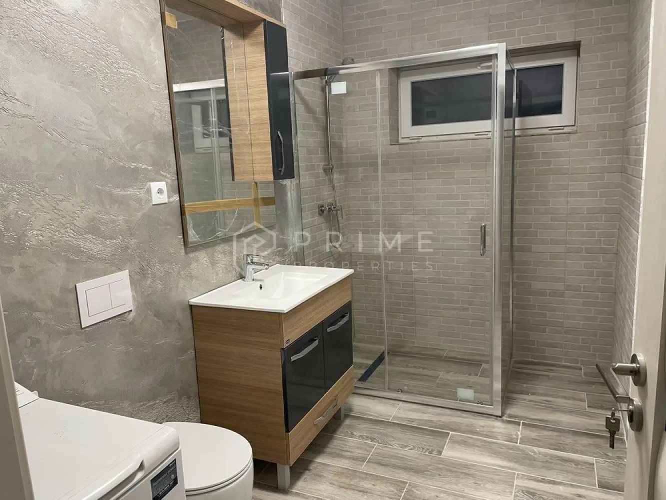 Apartament 2 camere – bloc nou – mobilat și utilat – loc de parcare - Se oferă spre închiriere un apartament modern cu 2 camere, situat într-un imobil nou construit, într-o zonă liniștită și bine conectată. Locuința este complet mobilată și utilată, fiind pregătită pentru mutare imediată.

Apartamentul este bine compartimentat și oferă un ambient plăcut și funcțional, ideal pentru un cuplu sau o persoană care își dorește confortul unei locuințe moderne.

Caracteristici și dotări:
- 2 camere luminoase
- Bucătărie complet mobilată și utilată
- Baie modernă
- Mobilier nou, ales cu atenție
- Electrocasnice incluse
- Bloc nou, construcție recentă
- Loc de parcare inclus
Imobilul beneficiază de finisaje moderne și este amplasat într-un cadru liniștit, în apropierea noului Spital Medex, cu acces rapid către Târgu Mureș și principalele puncte de interes, oferind tot confortul necesar pentru un stil de viață echilibrat.

La Prime Properties, fiecare tranzacție înseamnă mai mult decât o simplă achiziție – este un proces complet, în care colaborăm cu cei mai buni profesioniști: notari, avocați, evaluatori, specialiști în certificate energetice și consultanți de credite imobiliare.
Astfel, atunci când alegi o proprietate prin noi, primești la pachet siguranță, transparență și servicii impecabile pe tot parcursul drumului tău către casa ideală.

Ne dedicăm 100% fiecărui client, iar asta se reflectă în rezultate și în încrederea pe care o primim înapoi prin recomandările lor.
Această proprietate nu este exact ceea ce cauți?
Lasă-ne să îți găsim alternativa potrivită. Agentul tău Prime îți va oferi soluții avantajoase, adaptate stilului tău de viață.
Contactează-ne astăzi. Până acum nu am dezamăgit niciun client – și nu vom începe cu tine.
Comision: 50% din valoarea primei luni de chirie.