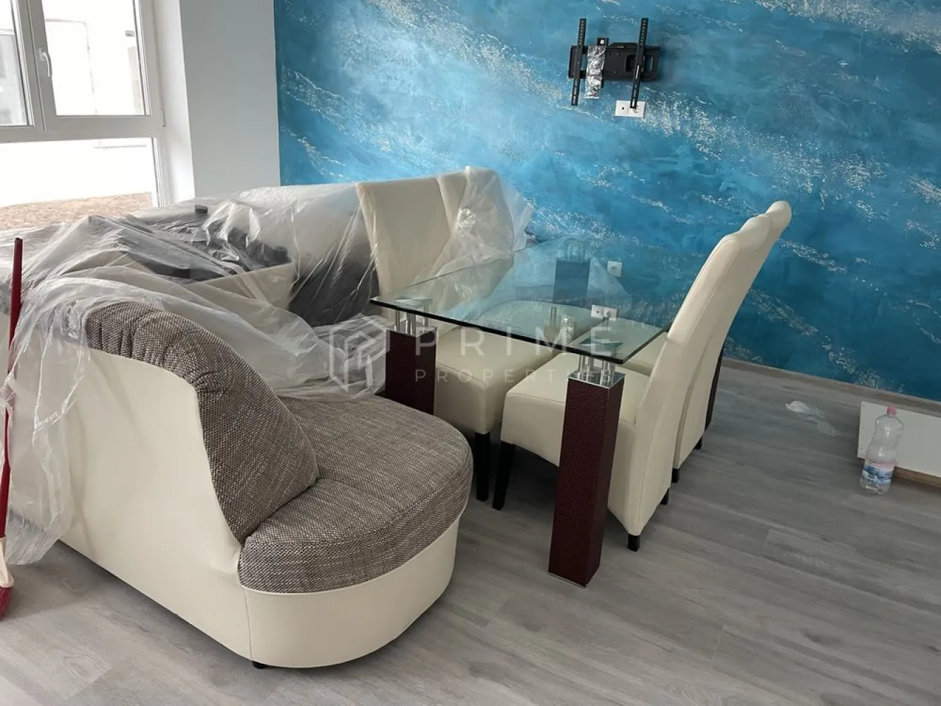 Apartament 2 camere – bloc nou – mobilat și utilat – loc de parcare - Se oferă spre închiriere un apartament modern cu 2 camere, situat într-un imobil nou construit, într-o zonă liniștită și bine conectată. Locuința este complet mobilată și utilată, fiind pregătită pentru mutare imediată.

Apartamentul este bine compartimentat și oferă un ambient plăcut și funcțional, ideal pentru un cuplu sau o persoană care își dorește confortul unei locuințe moderne.

Caracteristici și dotări:
- 2 camere luminoase
- Bucătărie complet mobilată și utilată
- Baie modernă
- Mobilier nou, ales cu atenție
- Electrocasnice incluse
- Bloc nou, construcție recentă
- Loc de parcare inclus
Imobilul beneficiază de finisaje moderne și este amplasat într-un cadru liniștit, în apropierea noului Spital Medex, cu acces rapid către Târgu Mureș și principalele puncte de interes, oferind tot confortul necesar pentru un stil de viață echilibrat.

La Prime Properties, fiecare tranzacție înseamnă mai mult decât o simplă achiziție – este un proces complet, în care colaborăm cu cei mai buni profesioniști: notari, avocați, evaluatori, specialiști în certificate energetice și consultanți de credite imobiliare.
Astfel, atunci când alegi o proprietate prin noi, primești la pachet siguranță, transparență și servicii impecabile pe tot parcursul drumului tău către casa ideală.

Ne dedicăm 100% fiecărui client, iar asta se reflectă în rezultate și în încrederea pe care o primim înapoi prin recomandările lor.
Această proprietate nu este exact ceea ce cauți?
Lasă-ne să îți găsim alternativa potrivită. Agentul tău Prime îți va oferi soluții avantajoase, adaptate stilului tău de viață.
Contactează-ne astăzi. Până acum nu am dezamăgit niciun client – și nu vom începe cu tine.
Comision: 50% din valoarea primei luni de chirie.