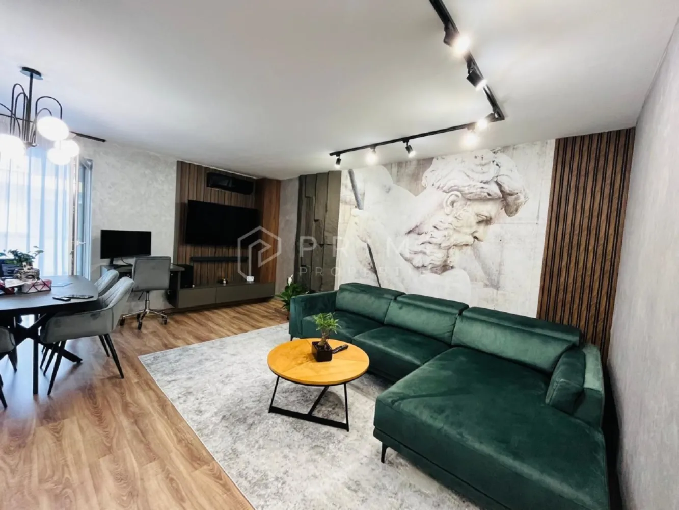 Apartament Unirii Ama Residence, terasă 64 mp, design premium - Apartament deosebit cu terasă impresionantă – mobilat & utilat complet – Unirii / Ama Residence

Este disponibil spre vânzare un apartament cu adevărat special, situat în cartierul Unirii, în complexul rezidențial Ama Residence – zonă modernă, liniștită și excelent conectată. Poziționarea este ideală, la doar 2 minute de Școala Generală Nr. 8, aproape de grădiniță, stație de autobuz, magazine și alte puncte de interes.

Detalii tehnice:
- Suprafață utilă: 56 mp
- Terasă generoasă: 64 mp, placată cu gresie de exterior, prevăzută cu prize amplasate strategic (iluminat, grătar electric, aparat de cafea etc.)
Se vinde împreună cu proiect complet de amenajare realizat de designer, cu link-uri către toate piesele de mobilier, decorațiuni și corpuri de iluminat incluse în concept

Compartimentare:
-Dormitor
- Living cu bucătărie open-space
- Baie modernă
- Terasă imensă, ideală pentru relaxare, dining exterior sau amenajări personalizate

Facilități și beneficii:
- Loc de parcare exterior
- Boxă de 2,6 mp pe casa scării – spațiu suplimentar pentru depozitare
- Etaj 1 – acces facil, potrivit pentru orice categorie de vârstă
- Aer condiționat pentru un confort optim în sezonul cald

Avantaje majore:
-Se vinde complet mobilat și utilat
- Mobilier realizat la comandă, finisaje premium
- Electrocasnice de calitate superioară
- Amenajare coordonată de designer de interior – spațiu coerent, modern și extrem de practic
- Terasă de 64 mp – un atribut rar întâlnit, ce oferă un stil de viață superior și multiple opțiuni de amenajare.

Un apartament unic în zonă, perfect pentru cei care își doresc confort, design contemporan și un spațiu exterior impresionant.

La Prime Properties, fiecare tranzacție înseamnă mai mult decât o simplă achiziție – este un proces complet, în care colaborăm cu cei mai buni profesioniști: notari, avocați, designeri, arhitecți, evaluatori, specialiști în certificate energetice, consultanți de credite imobiliare.
Astfel, atunci când alegi o proprietate prin noi, primești la pachet și siguranță, transparență și servicii impecabile pe tot parcursul drumului tău către casa ideală.

Ne dedicăm 100% fiecărui client, iar asta se reflectă în rezultate și în încrederea pe care o primim înapoi prin recomandările lor.
Proprietatea aceasta nu se potrivește exact nevoilor tale?

Lasă-ne să îți găsim alternativa potrivită. Agentul nostru îți va oferi soluții avantajoase și adaptate stilului tău de viață.
📞 Contactează-ne astăzi. Până acum nu am dezamăgit niciun client – și nu vom începe cu tine.
Comision 0% pentru cumpărători