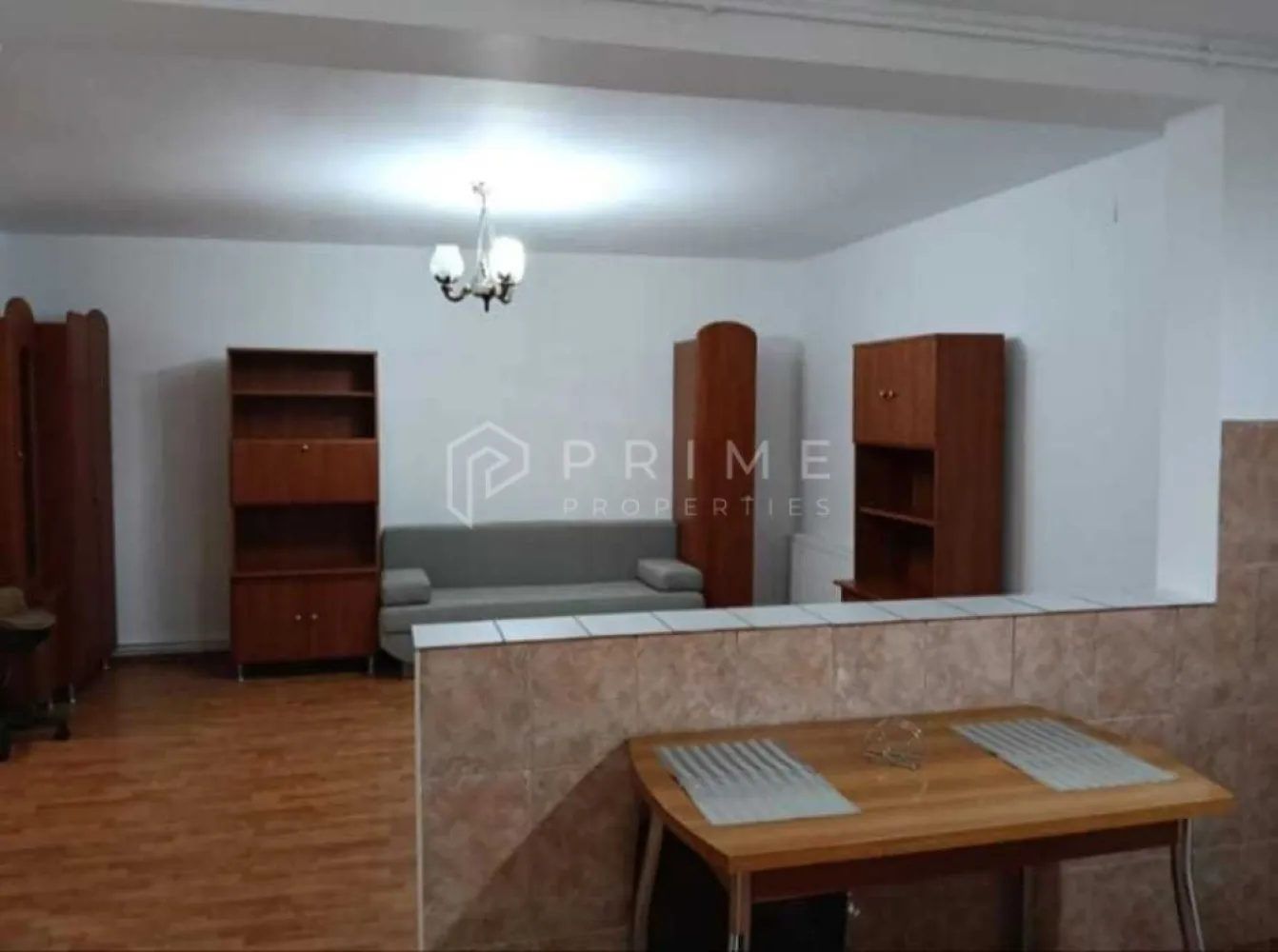 De vânzare apartament 2 camere – bloc nou – str. Budiului - Vă propunem spre vânzare un apartament situat într-un bloc nou, compus din 2 camere, bucătărie, baie și hol, cu o suprafață utilă de 65 mp.

Imobilul este amplasat la etajul 2, într-o zonă bine conectată – Izvorului, strada Budiului, la urcarea spre Dâmb, aproape de magazine, stație de autobuz și Gara Mare.

Apartamentul este complet finisat, dispune de centrală termică proprie, este dotat cu aer condiționat și beneficiază de acces la o curte interioară comună, perfectă pentru relaxare.

În prezent, apartamentul este în circuitul de închiriere pe platformele Booking și Agoda, fiind o oportunitate excelentă de investiție productivă. Viitorul proprietar poate prelua această activitate și beneficia de un venit pasiv stabil.

Opțional, se poate achiziționa și garaj subteran, cu CF individual .

La Prime Properties, fiecare tranzacție înseamnă mai mult decât o simplă achiziție – este un proces complet, în care colaborăm cu cei mai buni profesioniști: notari, avocați, designeri, arhitecți, evaluatori, specialiști în certificate energetice, consultanți de credite imobiliare.
Astfel, atunci când alegi o proprietate prin noi, primești la pachet și siguranță, transparență și servicii impecabile pe tot parcursul drumului tău către casa ideală.

Ne dedicăm 100% fiecărui client, iar asta se reflectă în rezultate și în încrederea pe care o primim înapoi prin recomandările lor.
Proprietatea aceasta nu se potrivește exact nevoilor tale?

Lasă-ne să îți găsim alternativa potrivită. Agentul nostru îți va oferi soluții avantajoase și adaptate stilului tău de viață.
📞 Contactează-ne astăzi. Până acum nu am dezamăgit niciun client – și nu vom începe cu tine.
Comision 0% pentru cumpărători