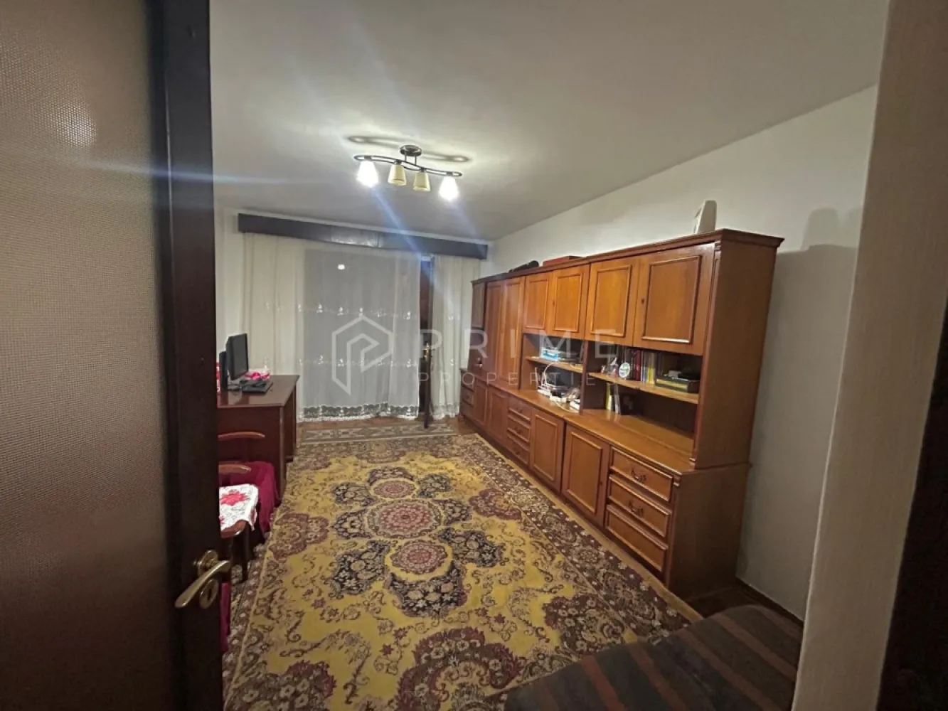 Apartament 3 camere de vânzare – spațios, luminos- str. Cutezanței - Vă propunem spre vânzare un apartament cu 3 camere, cu compartimentare practică, pretabil atât pentru locuință de familie, cât și pentru investiție (cabinete medicale, birouri, sediu firmă / SRL).

Proprietatea este situată la parter, pe strada Cutezanței, într-o zonă cu acces facil către mijloace de transport, magazine, școli și alte puncte de interes.

Compartimentare:
- 3 camere
- bucătărie separată
- 2 băi
- 2 holuri
- debara pentru depozitare
- balcon generos

Apartamentul beneficiază de spații bine delimitate, lumină naturală și un balcon de dimensiuni mari, oferind un plus de confort și versatilitate.

La Prime Properties, fiecare tranzacție înseamnă mai mult decât o simplă achiziție – este un proces complet, în care colaborăm cu cei mai buni profesioniști: notari, avocați, designeri, arhitecți, evaluatori, specialiști în certificate energetice, consultanți de credite imobiliare.
Astfel, atunci când alegi o proprietate prin noi, primești la pachet și siguranță, transparență și servicii impecabile pe tot parcursul drumului tău către casa ideală.

Ne dedicăm 100% fiecărui client, iar asta se reflectă în rezultate și în încrederea pe care o primim înapoi prin recomandările lor.
Proprietatea aceasta nu se potrivește exact nevoilor tale?

Lasă-ne să îți găsim alternativa potrivită. Agentul nostru îți va oferi soluții avantajoase și adaptate stilului tău de viață.
📞 Contactează-ne astăzi. Până acum nu am dezamăgit niciun client – și nu vom începe cu tine.
Comision 0% pentru cumpărători