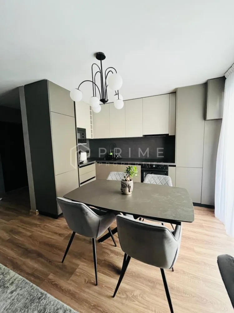 Apartament Unirii Ama Residence, terasă 64 mp, design premium - Apartament deosebit cu terasă impresionantă – mobilat & utilat complet – Unirii / Ama Residence

Este disponibil spre vânzare un apartament cu adevărat special, situat în cartierul Unirii, în complexul rezidențial Ama Residence – zonă modernă, liniștită și excelent conectată. Poziționarea este ideală, la doar 2 minute de Școala Generală Nr. 8, aproape de grădiniță, stație de autobuz, magazine și alte puncte de interes.

Detalii tehnice:
- Suprafață utilă: 56 mp
- Terasă generoasă: 64 mp, placată cu gresie de exterior, prevăzută cu prize amplasate strategic (iluminat, grătar electric, aparat de cafea etc.)
Se vinde împreună cu proiect complet de amenajare realizat de designer, cu link-uri către toate piesele de mobilier, decorațiuni și corpuri de iluminat incluse în concept

Compartimentare:
-Dormitor
- Living cu bucătărie open-space
- Baie modernă
- Terasă imensă, ideală pentru relaxare, dining exterior sau amenajări personalizate

Facilități și beneficii:
- Loc de parcare exterior
- Boxă de 2,6 mp pe casa scării – spațiu suplimentar pentru depozitare
- Etaj 1 – acces facil, potrivit pentru orice categorie de vârstă
- Aer condiționat pentru un confort optim în sezonul cald

Avantaje majore:
-Se vinde complet mobilat și utilat
- Mobilier realizat la comandă, finisaje premium
- Electrocasnice de calitate superioară
- Amenajare coordonată de designer de interior – spațiu coerent, modern și extrem de practic
- Terasă de 64 mp – un atribut rar întâlnit, ce oferă un stil de viață superior și multiple opțiuni de amenajare.

Un apartament unic în zonă, perfect pentru cei care își doresc confort, design contemporan și un spațiu exterior impresionant.

La Prime Properties, fiecare tranzacție înseamnă mai mult decât o simplă achiziție – este un proces complet, în care colaborăm cu cei mai buni profesioniști: notari, avocați, designeri, arhitecți, evaluatori, specialiști în certificate energetice, consultanți de credite imobiliare.
Astfel, atunci când alegi o proprietate prin noi, primești la pachet și siguranță, transparență și servicii impecabile pe tot parcursul drumului tău către casa ideală.

Ne dedicăm 100% fiecărui client, iar asta se reflectă în rezultate și în încrederea pe care o primim înapoi prin recomandările lor.
Proprietatea aceasta nu se potrivește exact nevoilor tale?

Lasă-ne să îți găsim alternativa potrivită. Agentul nostru îți va oferi soluții avantajoase și adaptate stilului tău de viață.
📞 Contactează-ne astăzi. Până acum nu am dezamăgit niciun client – și nu vom începe cu tine.
Comision 0% pentru cumpărători